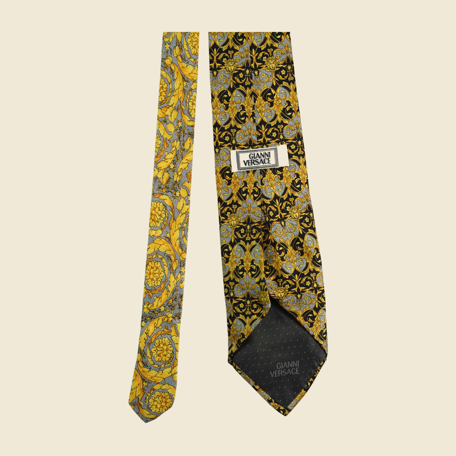 Cravatta Gianni Versace barocca a pannello, volute d'acanto e mascheroni in oro su fondo nero e grigio argento, vista frontale su fondo neutro — vista 4