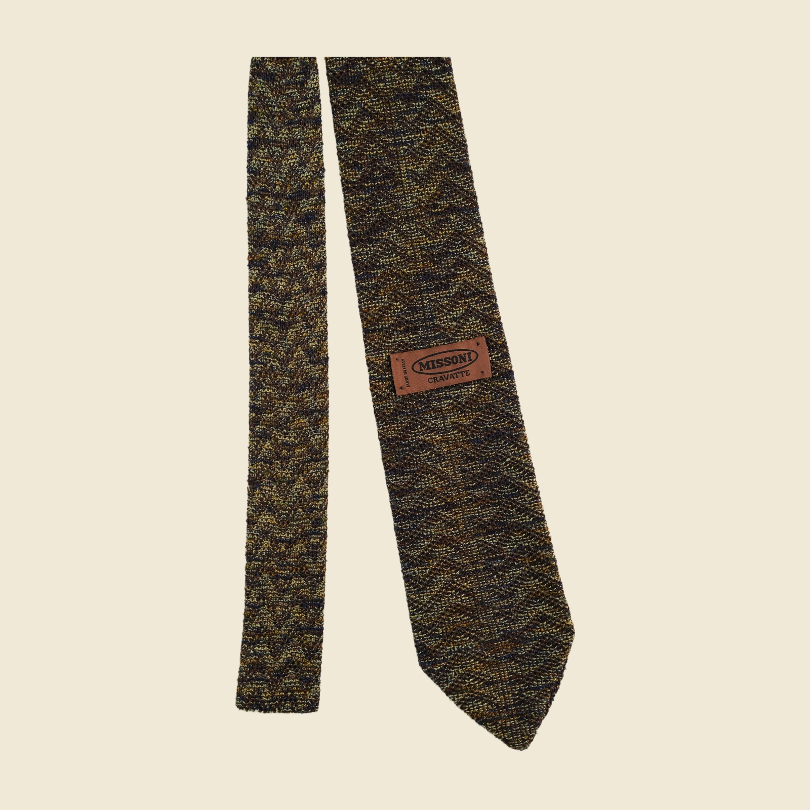 Cravatta a maglia Missoni in seta, acrilico e poliammide, filato bouclé fiammato marrone con oro-ocra, crema e lampi di blu notte, vista frontale su fondo neutro — vista 4
