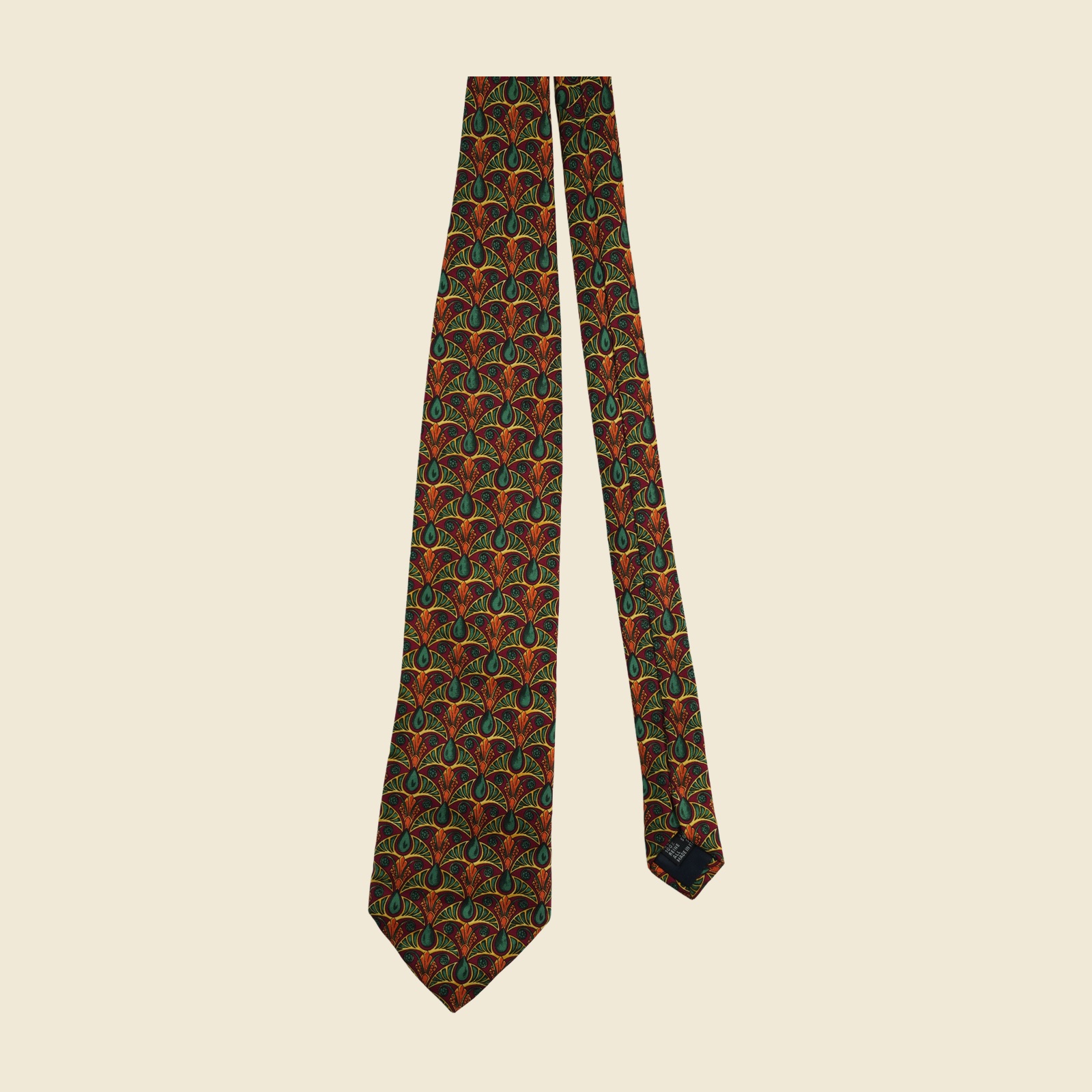 Cravatta Pierre Balmain in seta, ventagli a palmetta verdi e arancio con gocce e rosette contornate d'oro su fondo bordeaux, vista frontale su fondo neutro — vista 2