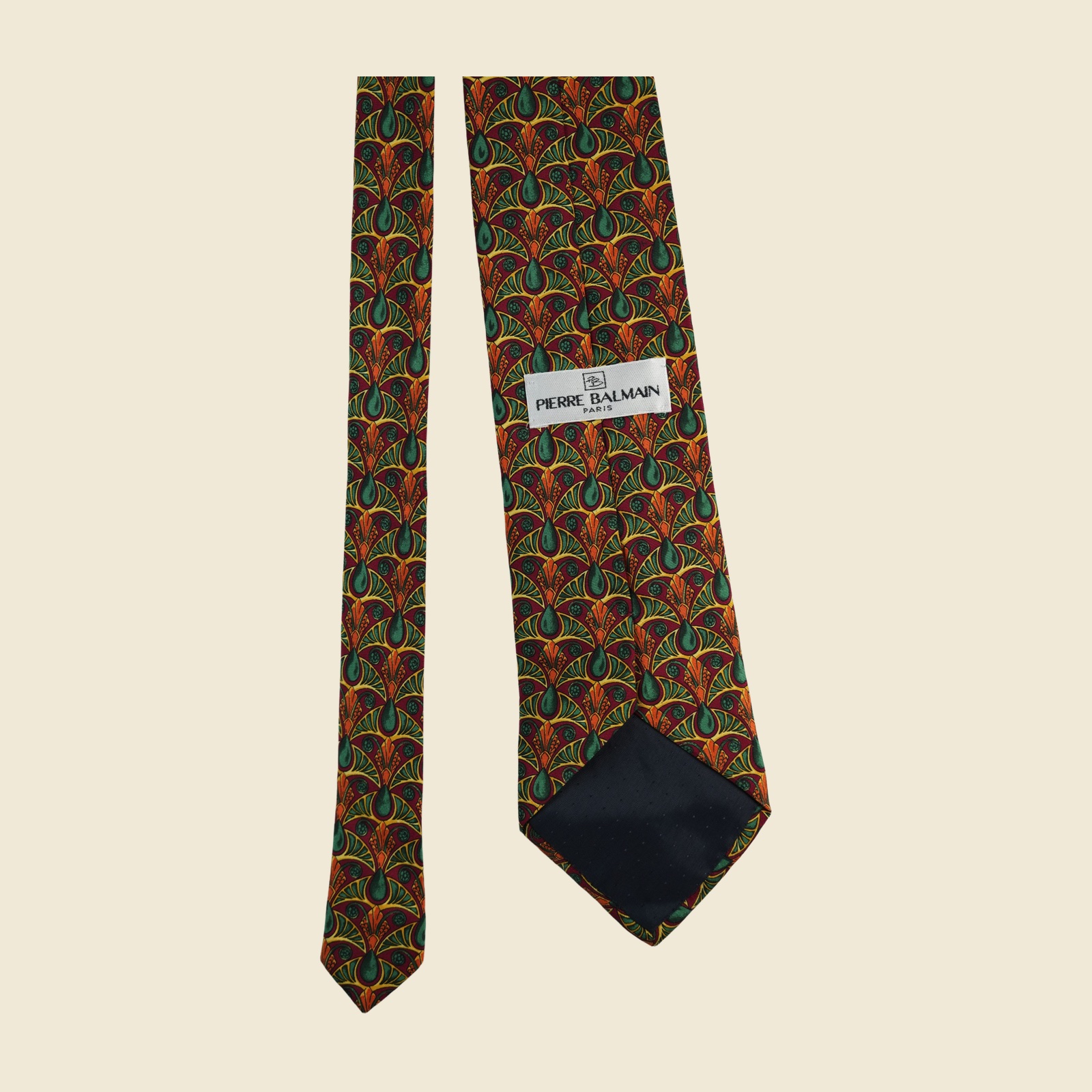 Cravatta Pierre Balmain in seta, ventagli a palmetta verdi e arancio con gocce e rosette contornate d'oro su fondo bordeaux, vista frontale su fondo neutro — vista 4