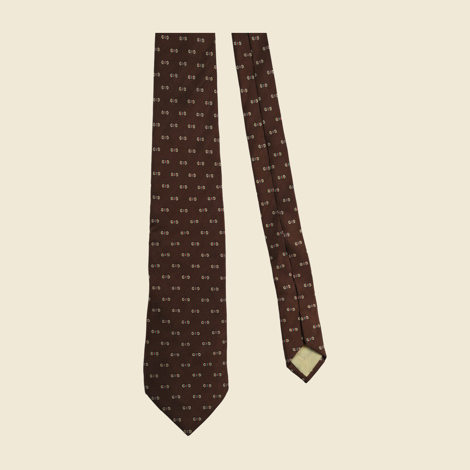Cravatta Gucci in seta jacquard marrone testa di moro, con doppia G avorio e banda Web rosso e verde, vista frontale su fondo neutro — vista 2