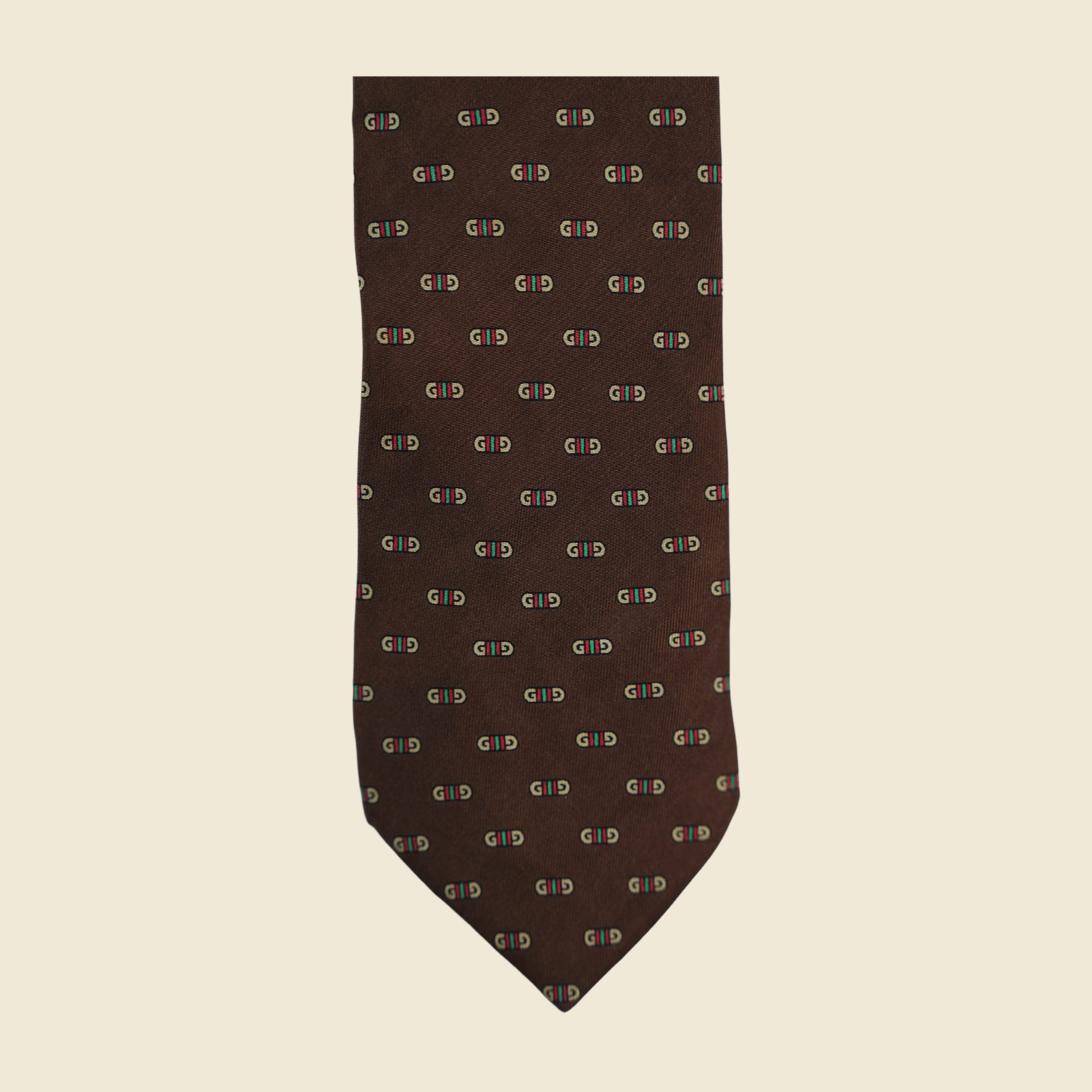 Cravatta Gucci in seta jacquard marrone testa di moro, con doppia G avorio e banda Web rosso e verde, vista frontale su fondo neutro — vista 3