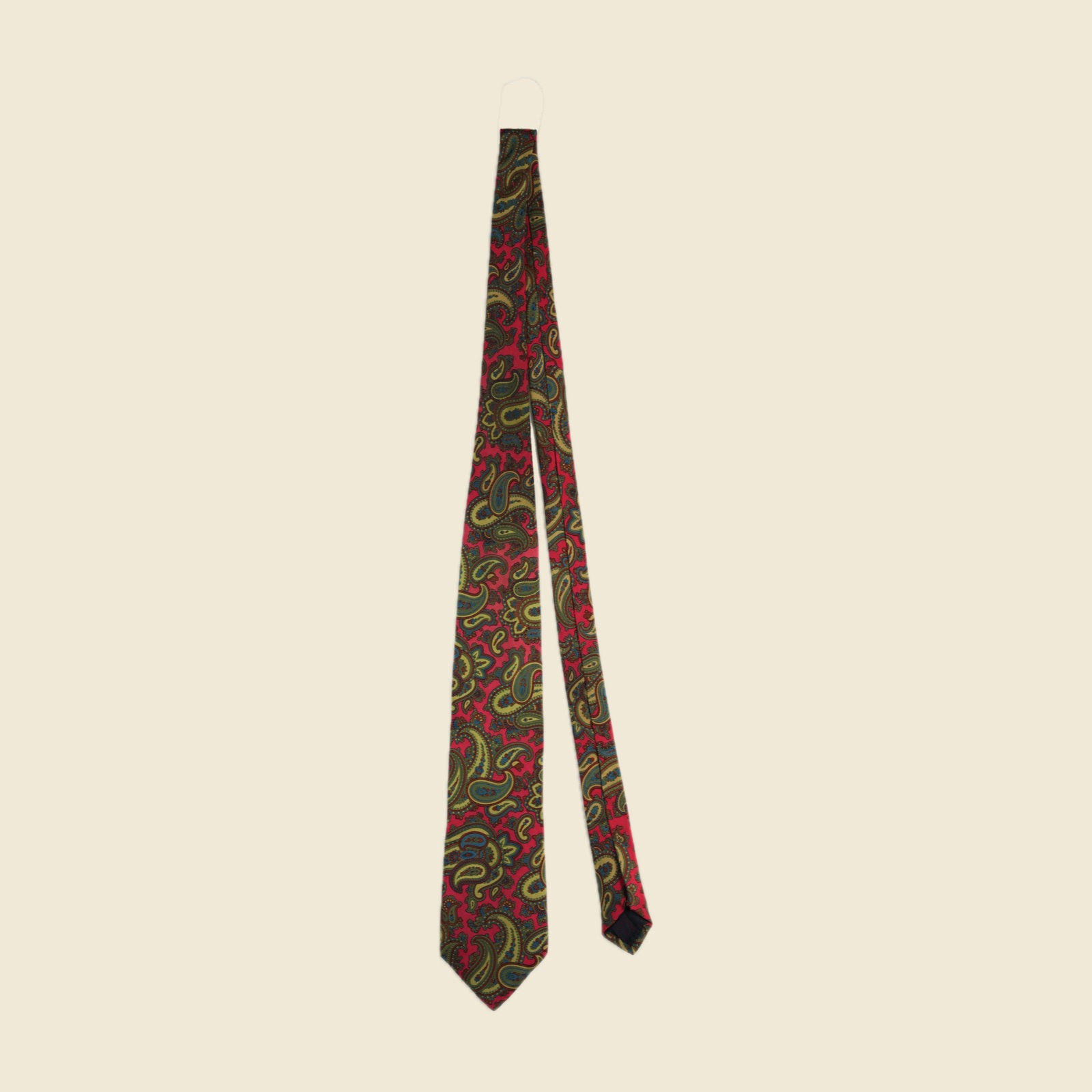 Cravatta Etro in twill di seta con motivo cachemire fitto su fondo rosso lampone, con verde oliva, giallo senape, azzurro e ruggine
