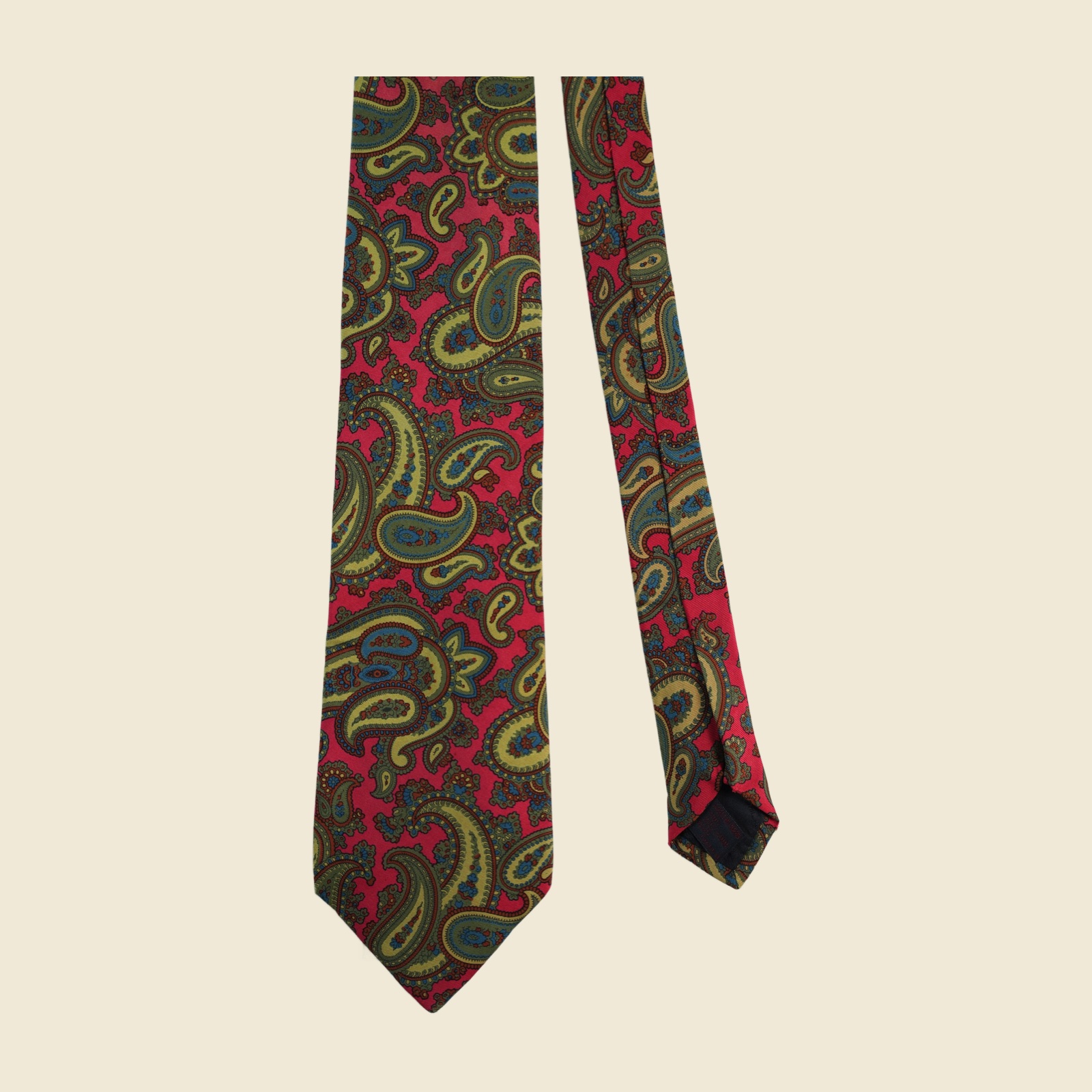 Cravatta Etro in twill di seta con motivo cachemire fitto su fondo rosso lampone, con verde oliva, giallo senape, azzurro e ruggine — vista 3
