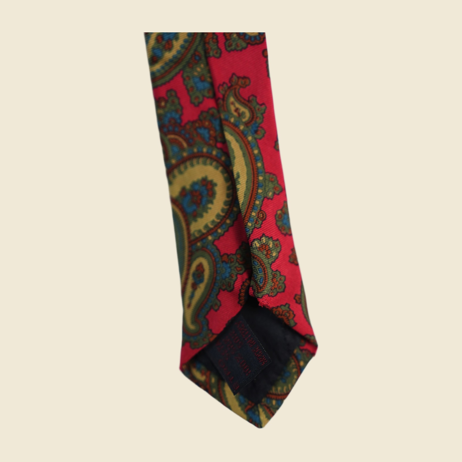 Cravatta Etro in twill di seta con motivo cachemire fitto su fondo rosso lampone, con verde oliva, giallo senape, azzurro e ruggine — vista 4