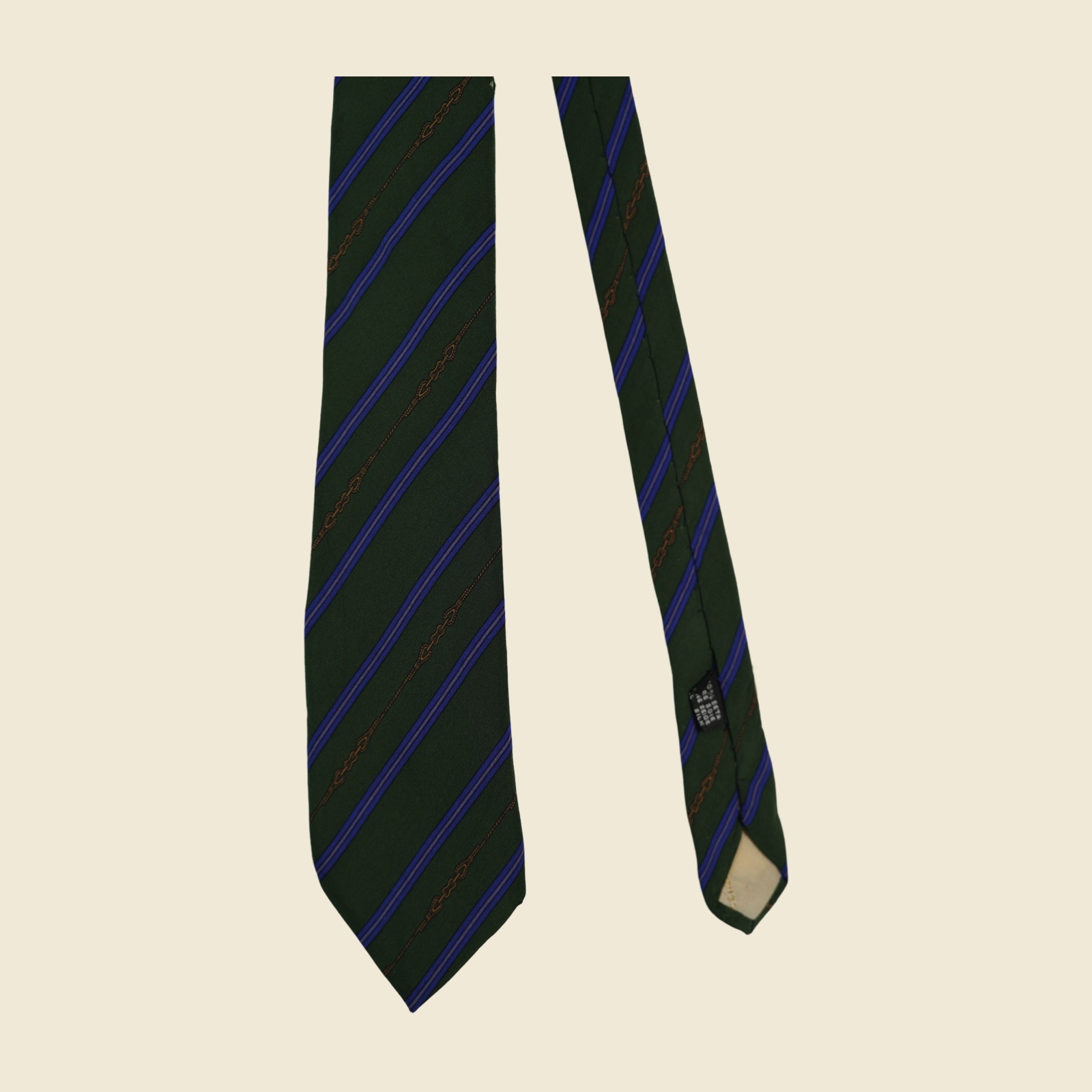 Cravatta regimental Christian Dior in seta verde bosco, con banda blu cobalto a filetto lilla e riga oro a catena, distesa su fondo neutro — vista 3
