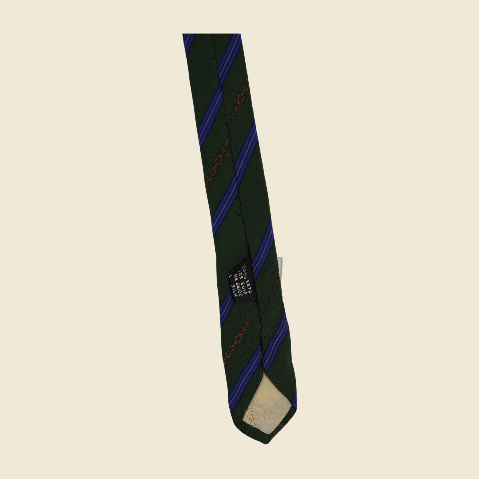 Cravatta regimental Christian Dior in seta verde bosco, con banda blu cobalto a filetto lilla e riga oro a catena, distesa su fondo neutro — vista 4