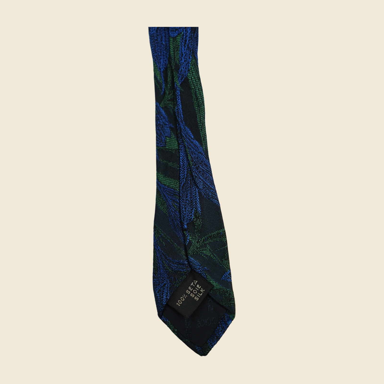 Cravatta Gianni Versace in seta con gigli e foglie lanceolate tessuti a jacquard su blu cobalto, verde smeraldo e nero, vista frontale su fondo neutro — vista 4