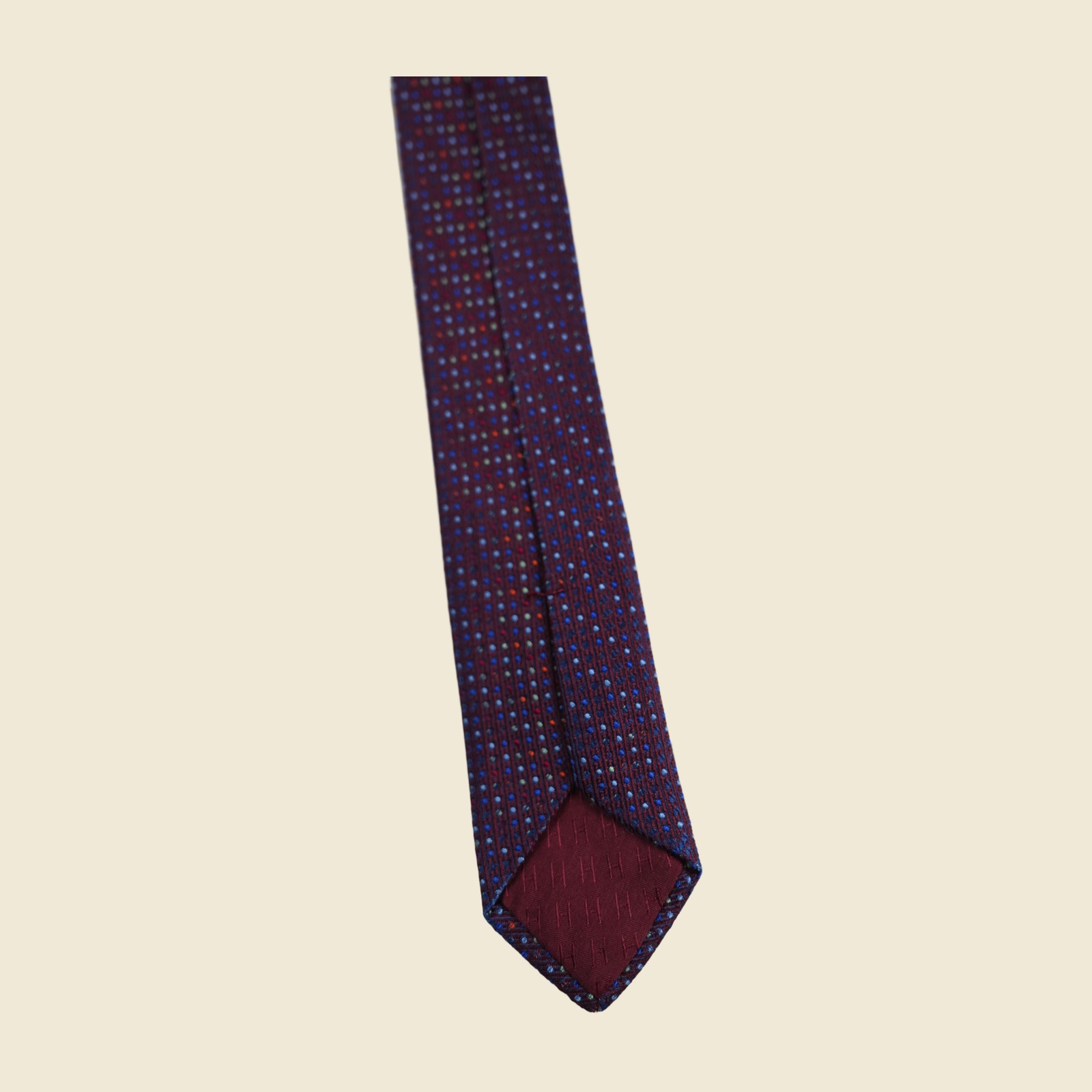 Cravatta Hermès in seta a micro-pois jacquard: fondo a coste bordeaux prugna con puntini blu, azzurri, écru e arancio — vista 4