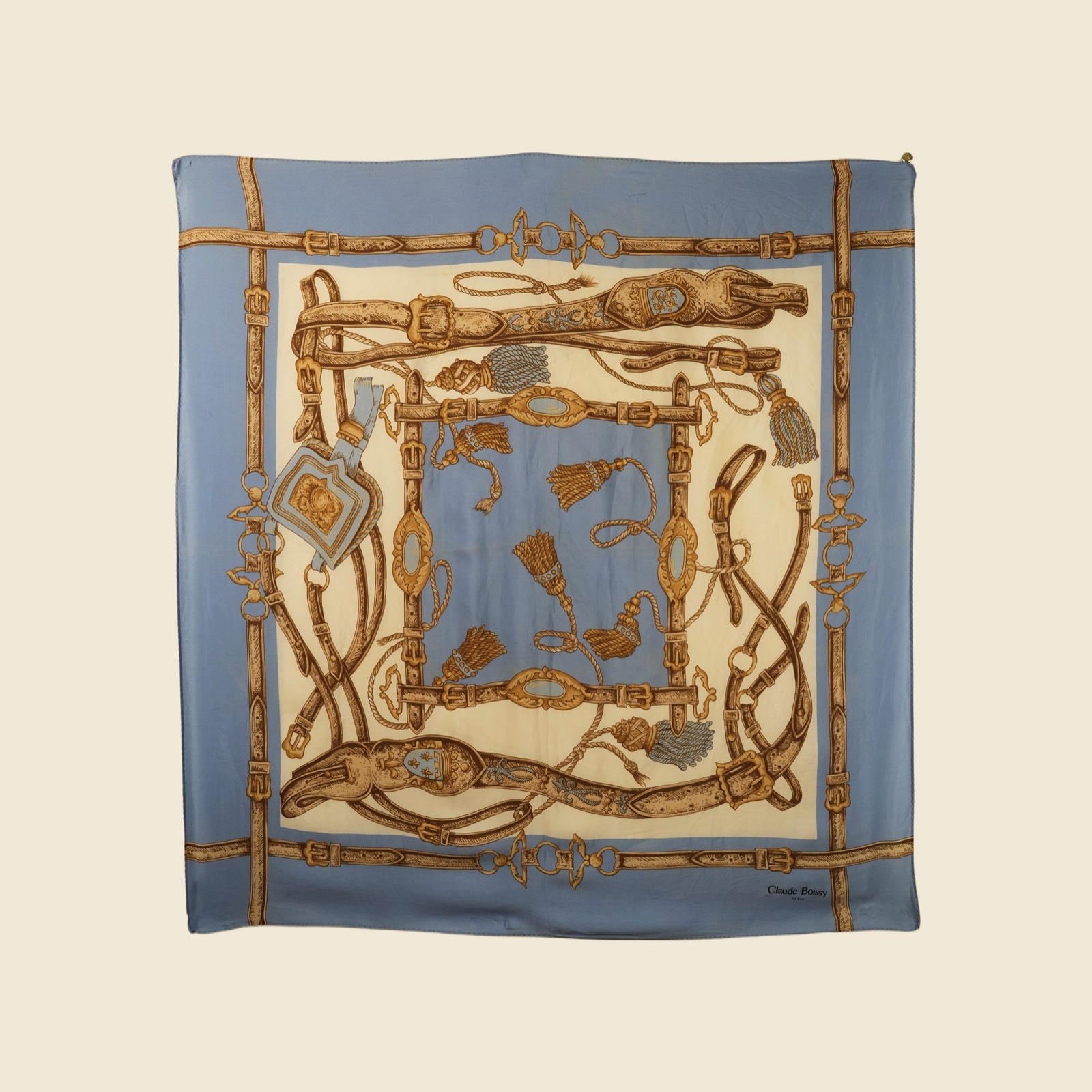 Foulard quadrato Claude Boissy con motivo equestre di cinghie, morsi e staffe in celeste polvere, avorio e oro-ocra, vista intera — vista 2