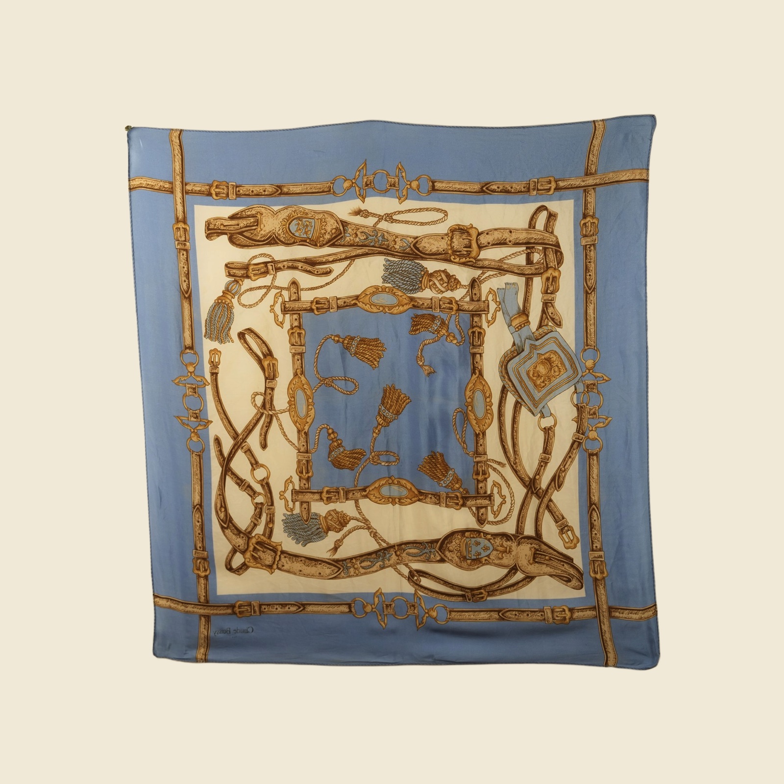 Foulard quadrato Claude Boissy con motivo equestre di cinghie, morsi e staffe in celeste polvere, avorio e oro-ocra, vista intera — vista 3