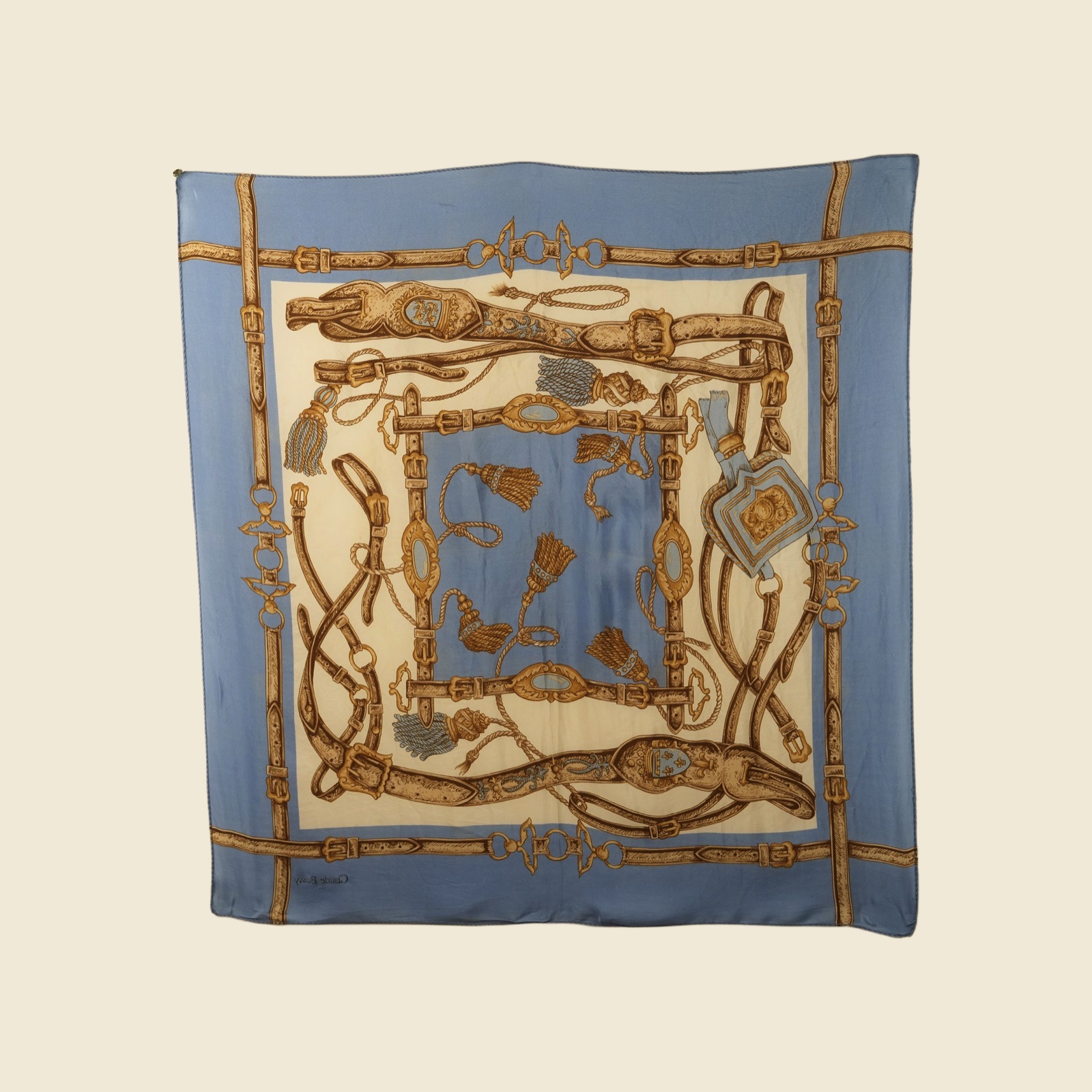 Foulard quadrato Claude Boissy con motivo equestre di cinghie, morsi e staffe in celeste polvere, avorio e oro-ocra, vista intera — vista 4