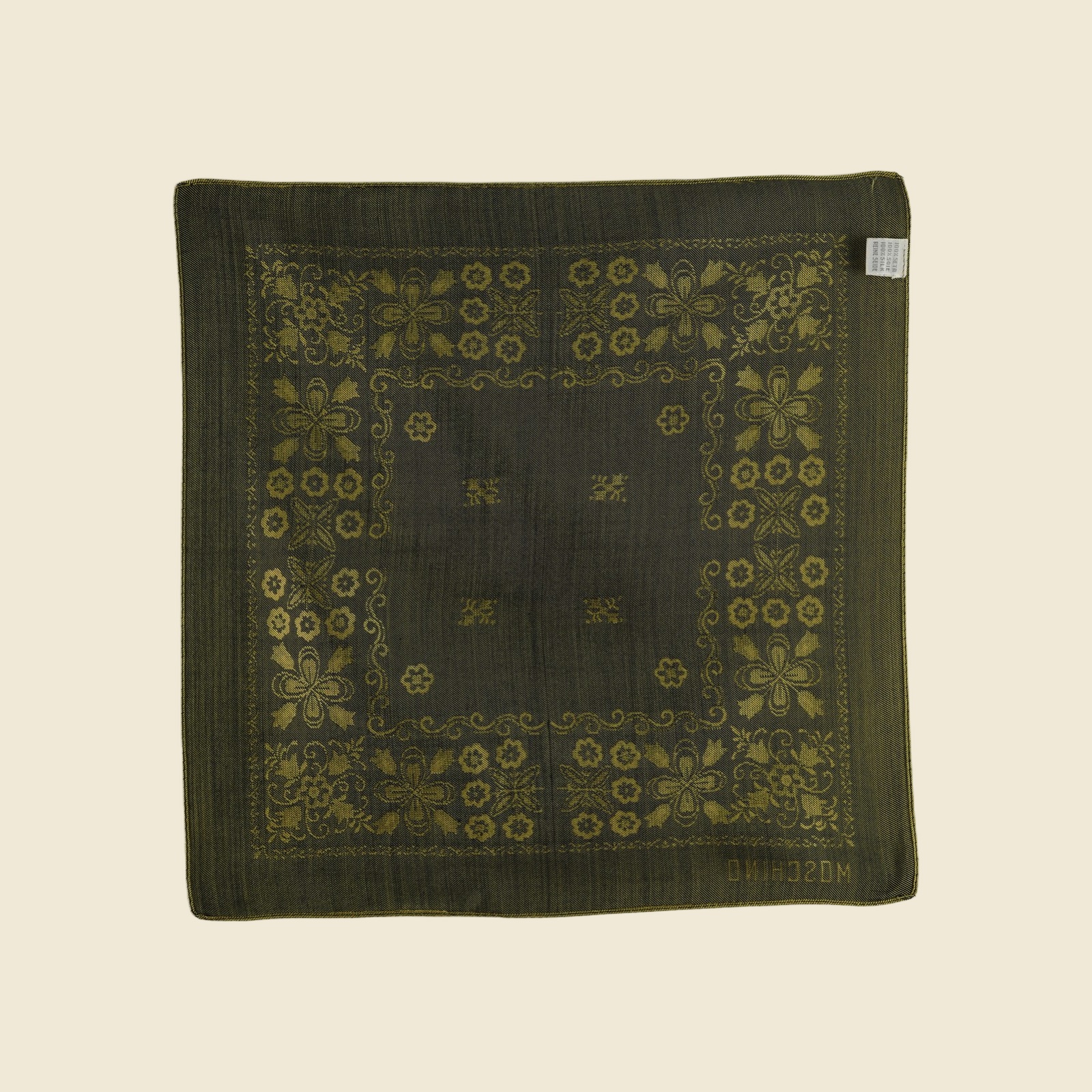 Foulard quadrato Moschino in seta, jacquard verde oliva e oro senape, doppia cornice di fiori stilizzati e volute a ricciolo attorno a un campo centrale quasi liscio