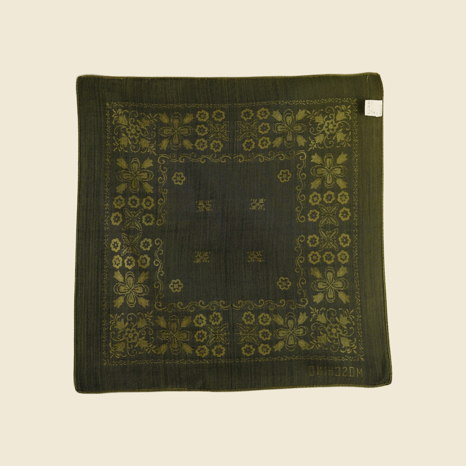 Foulard quadrato Moschino in seta, jacquard verde oliva e oro senape, doppia cornice di fiori stilizzati e volute a ricciolo attorno a un campo centrale quasi liscio — vista 3