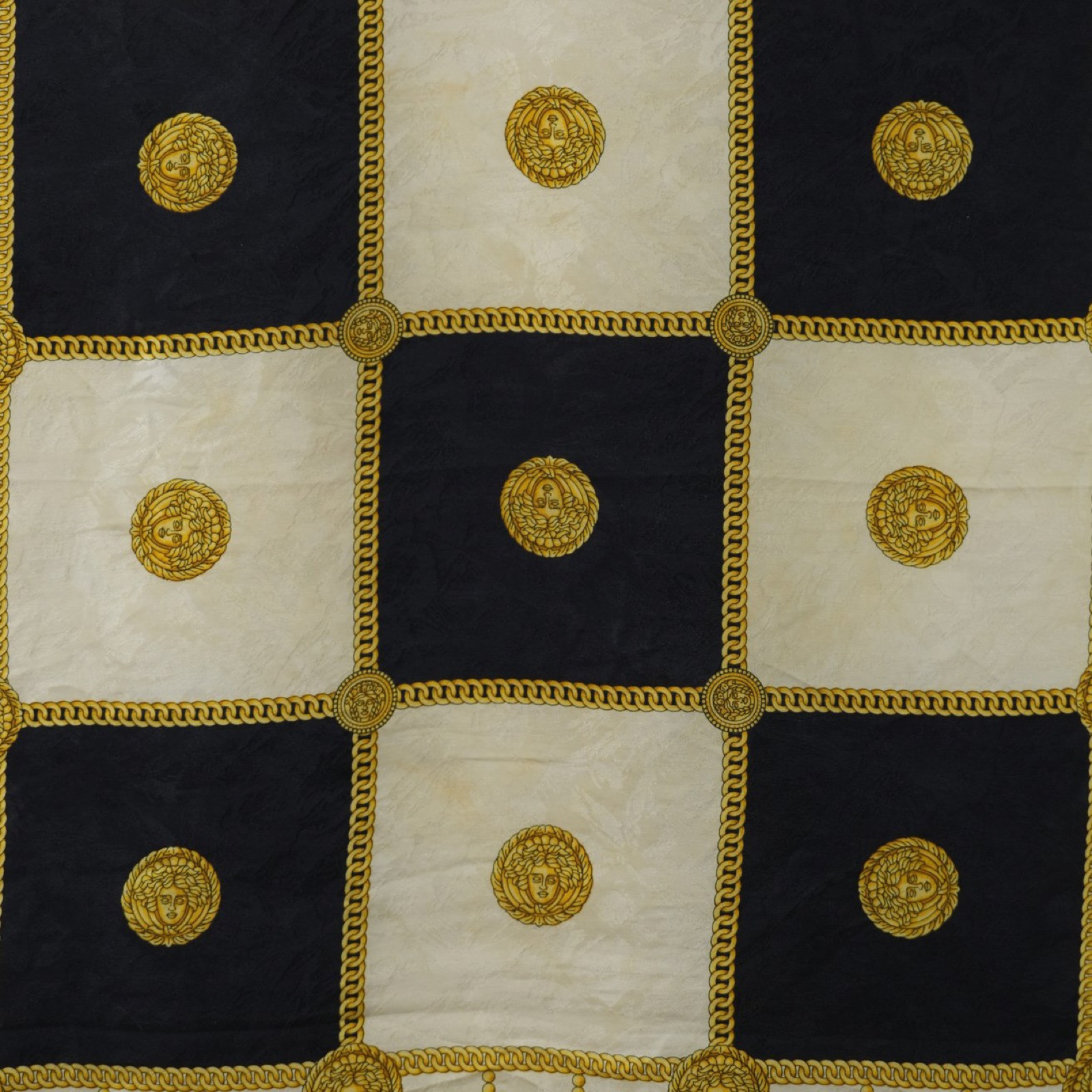 Foulard quadrato in seta disteso, scacchiera barocca di riquadri neri e avorio divisi da una catena groumette dorata, medaglioni a testa femminile coronata, campo avorio con ghirlanda a festoni e cornice nera — vista 2