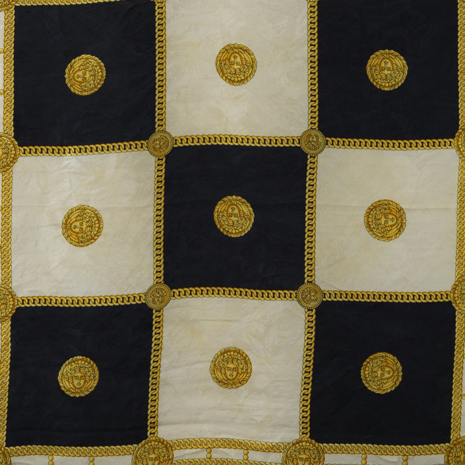 Foulard quadrato in seta disteso, scacchiera barocca di riquadri neri e avorio divisi da una catena groumette dorata, medaglioni a testa femminile coronata, campo avorio con ghirlanda a festoni e cornice nera  — vista 4