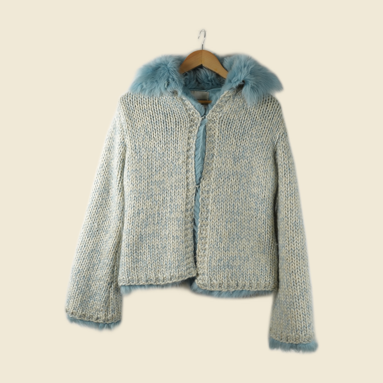 Cardigan Ermanno Scervino in maglia panna con collo di pelliccia di volpe azzurra