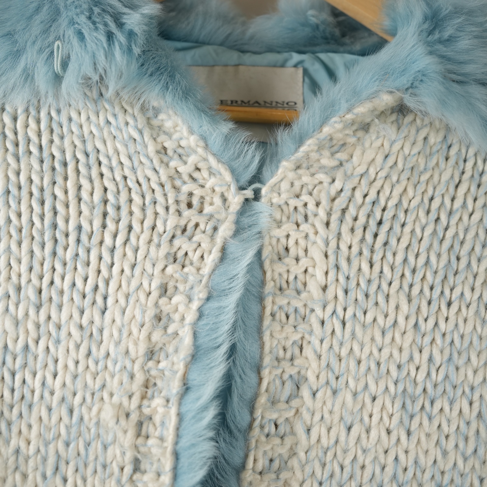Cardigan Ermanno Scervino in maglia panna con collo di pelliccia di volpe azzurra — vista 2