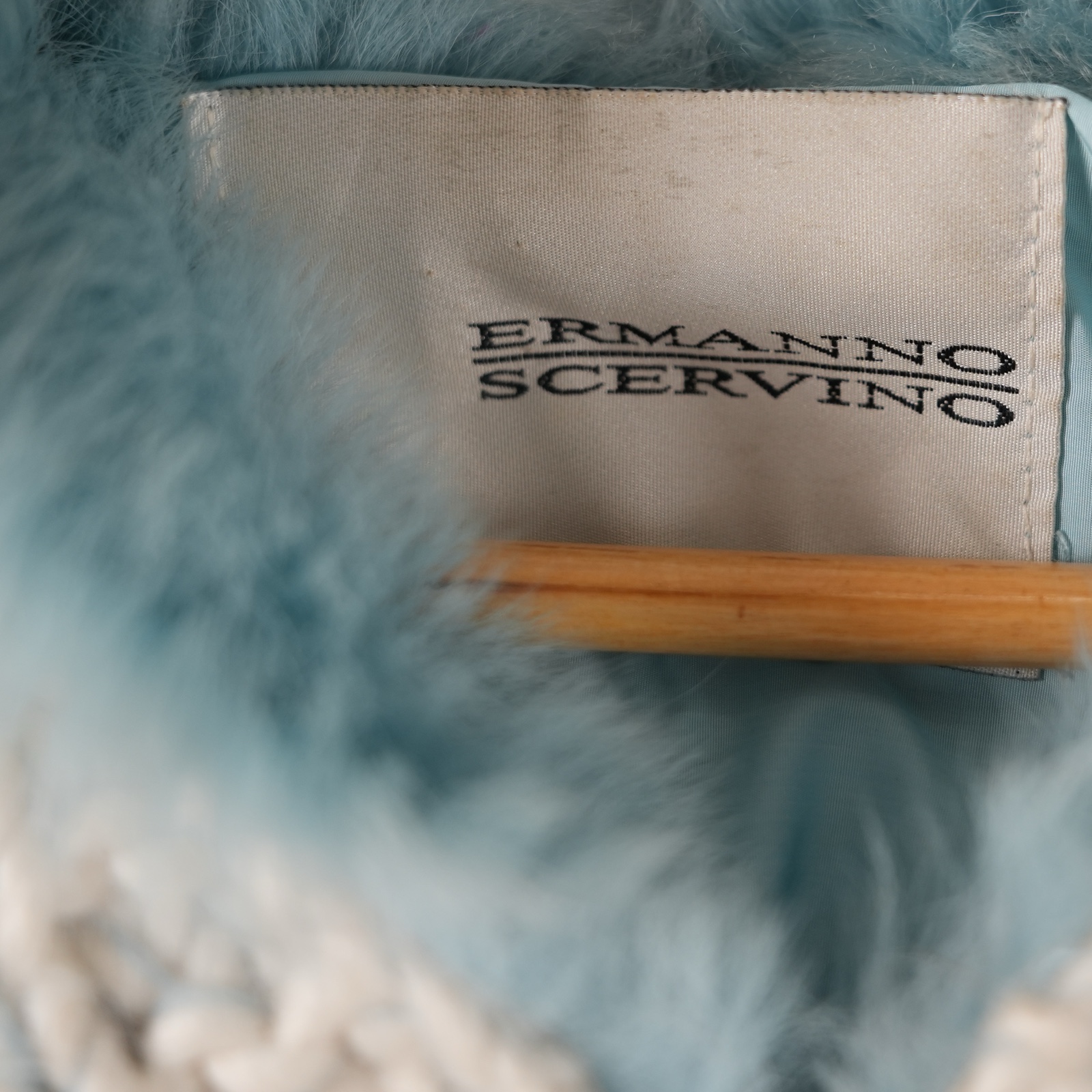 Cardigan Ermanno Scervino in maglia panna con collo di pelliccia di volpe azzurra — vista 3