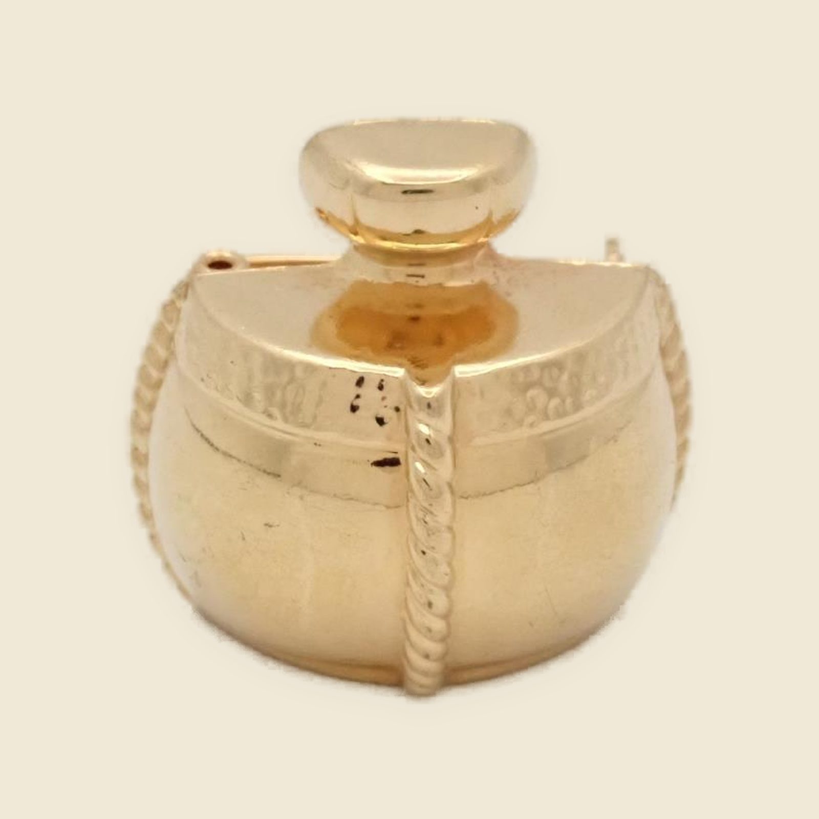 Spilla vintage Yves Saint Laurent, vista frontale su fondo neutro