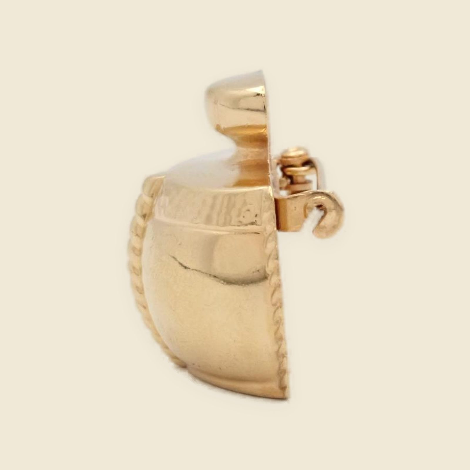 Spilla vintage Yves Saint Laurent, vista frontale su fondo neutro — vista 3