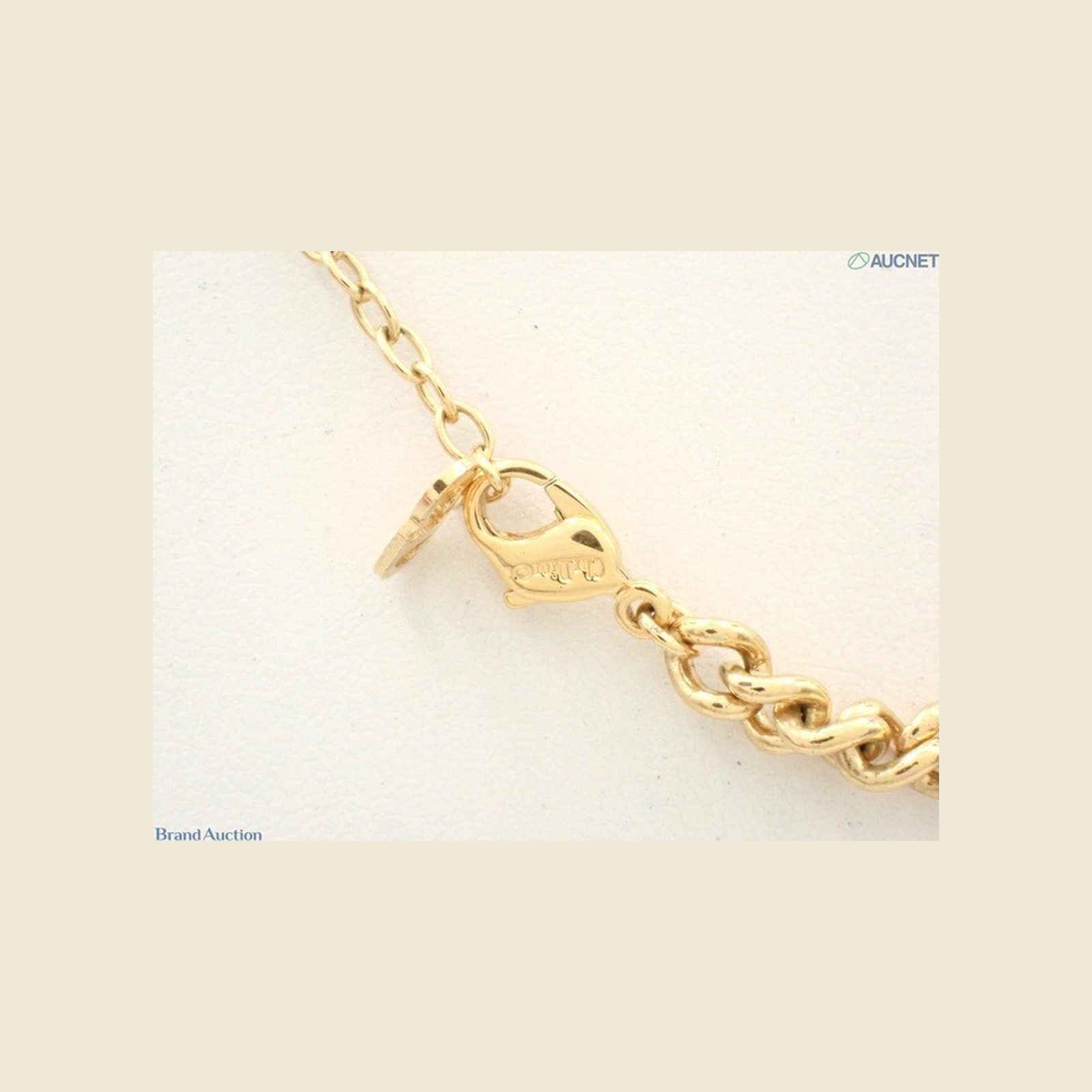Collana girocollo Christian Dior in metallo dorato, anelli centrali neri con strass, su busto espositore — vista 2