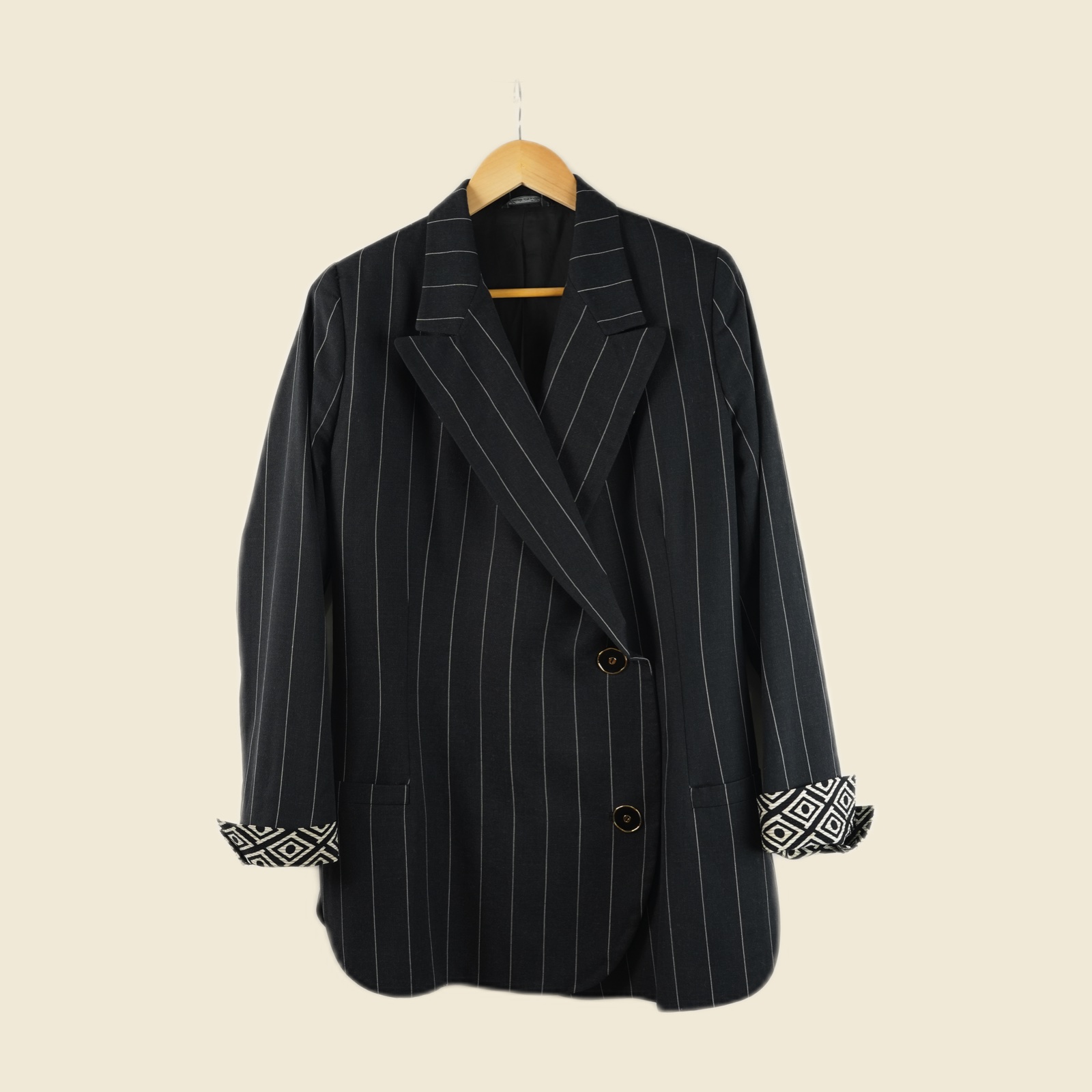 Giacca doppiopetto gessata Gianni Versace Couture con polsi stampati