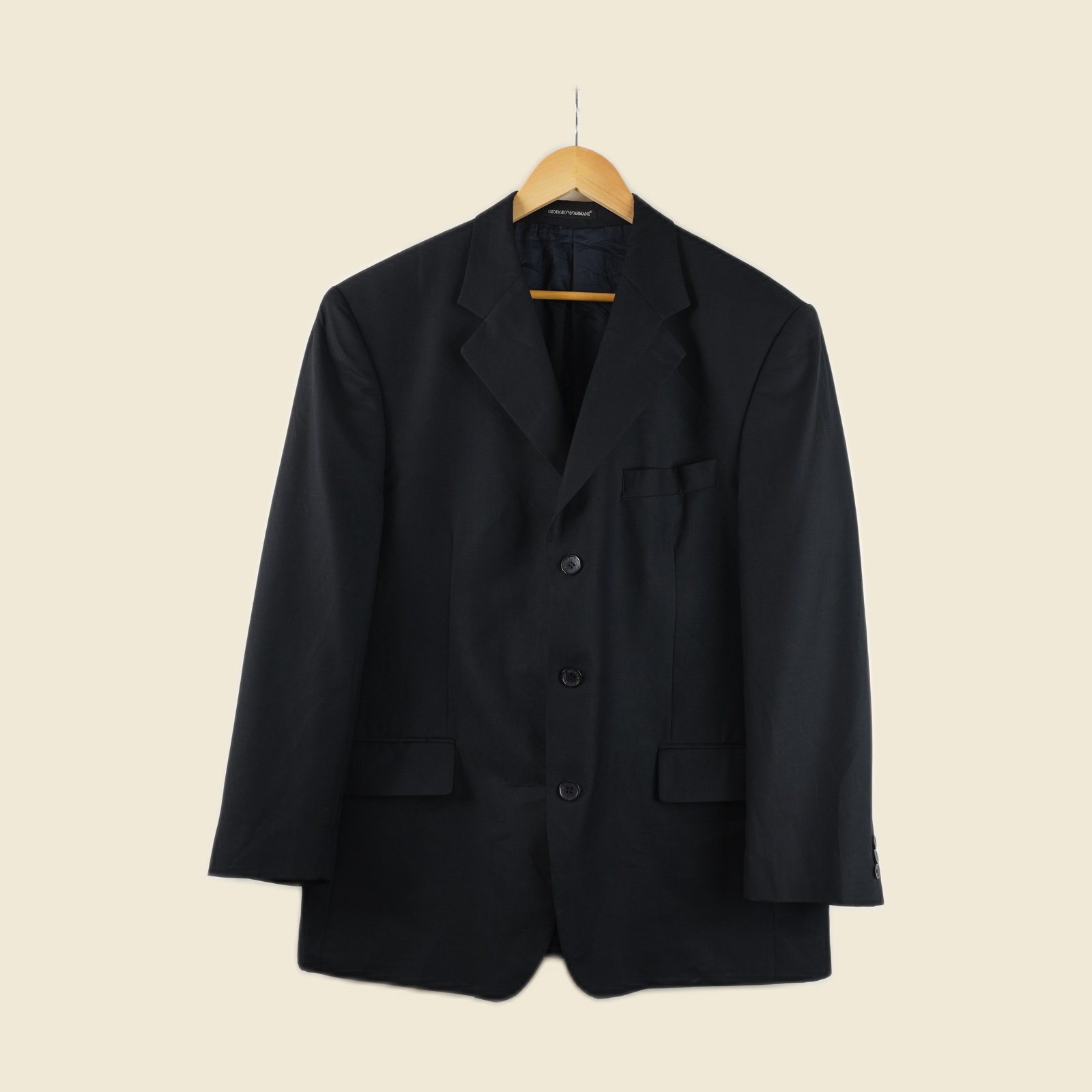 Giacca blu notte Giorgio Armani a tre bottoni su gruccia