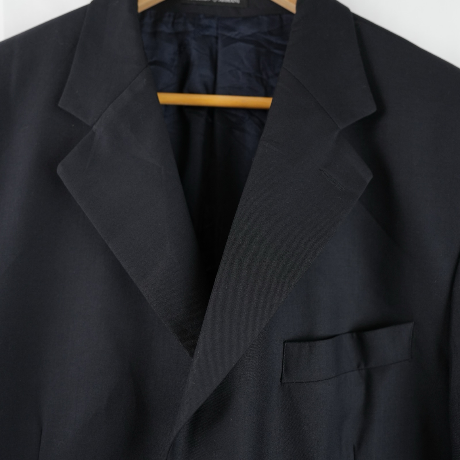 Giacca blu notte Giorgio Armani a tre bottoni su gruccia — vista 2
