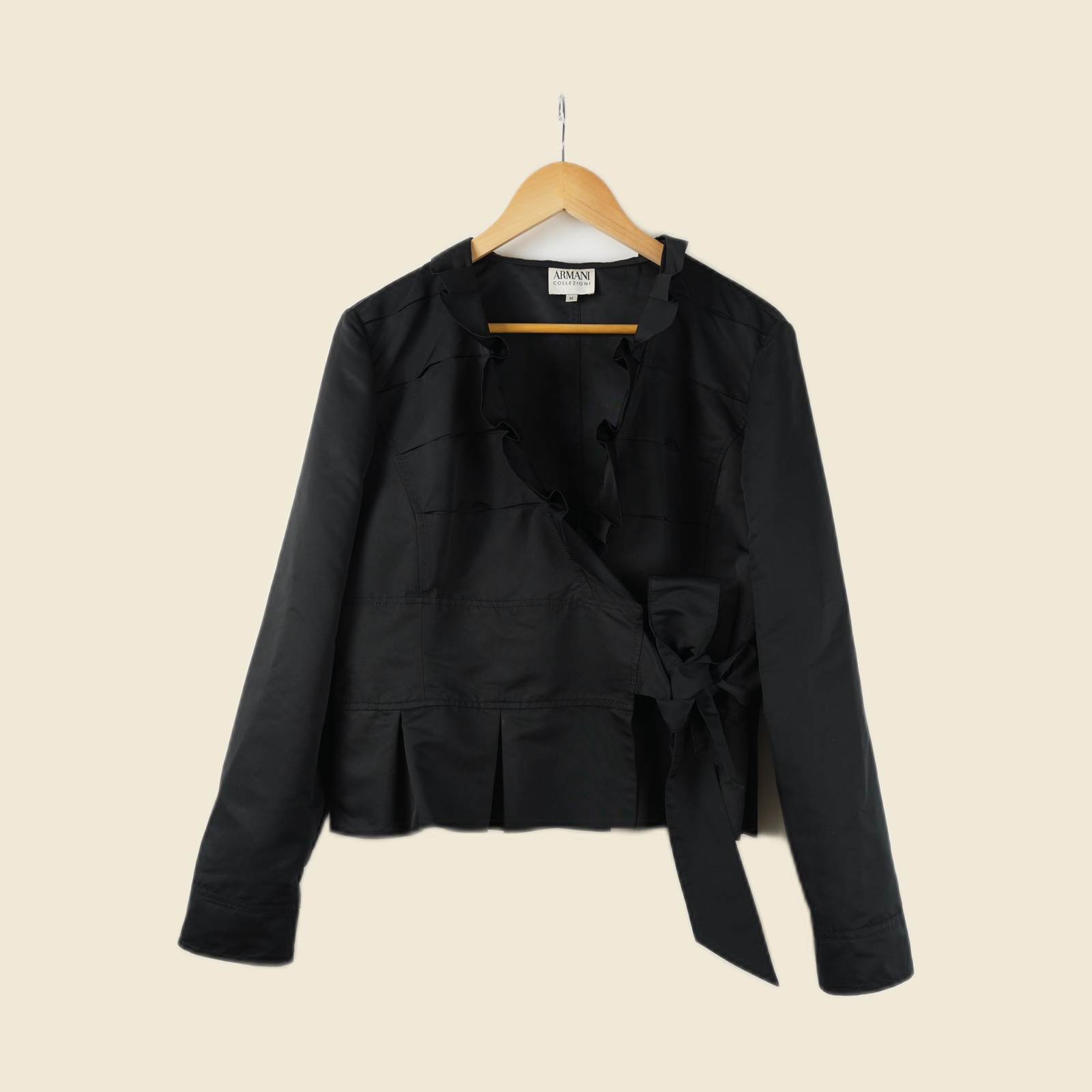 Blusa nera Armani Collezioni con fiocco laterale e fondo plissé