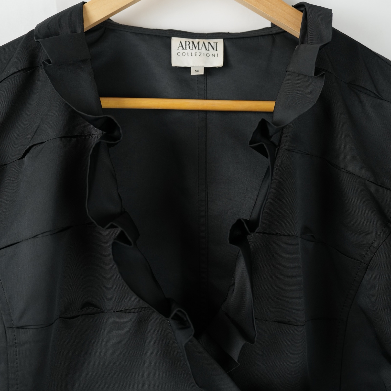 Blusa nera Armani Collezioni con fiocco laterale e fondo plissé — vista 2