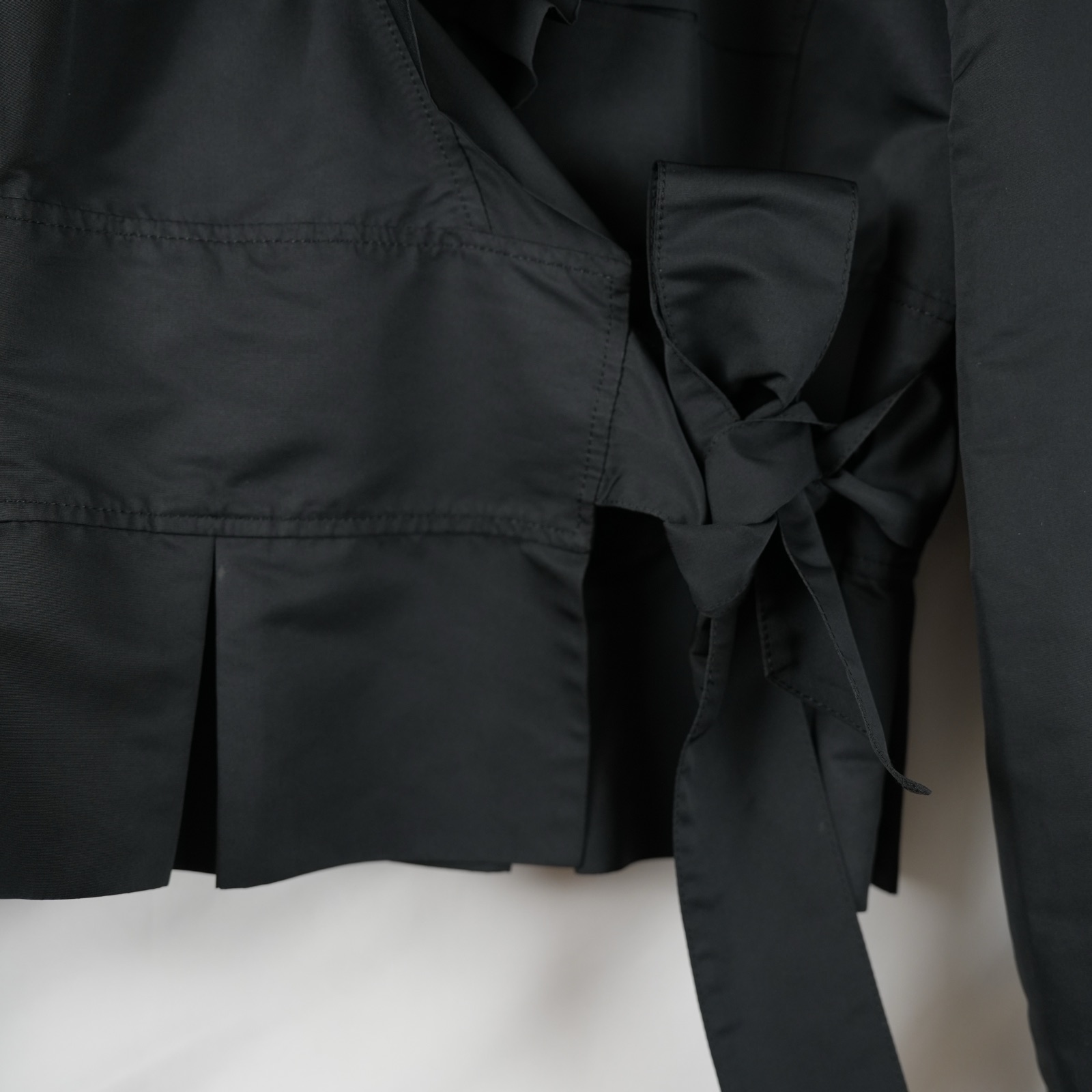 Blusa nera Armani Collezioni con fiocco laterale e fondo plissé — vista 3