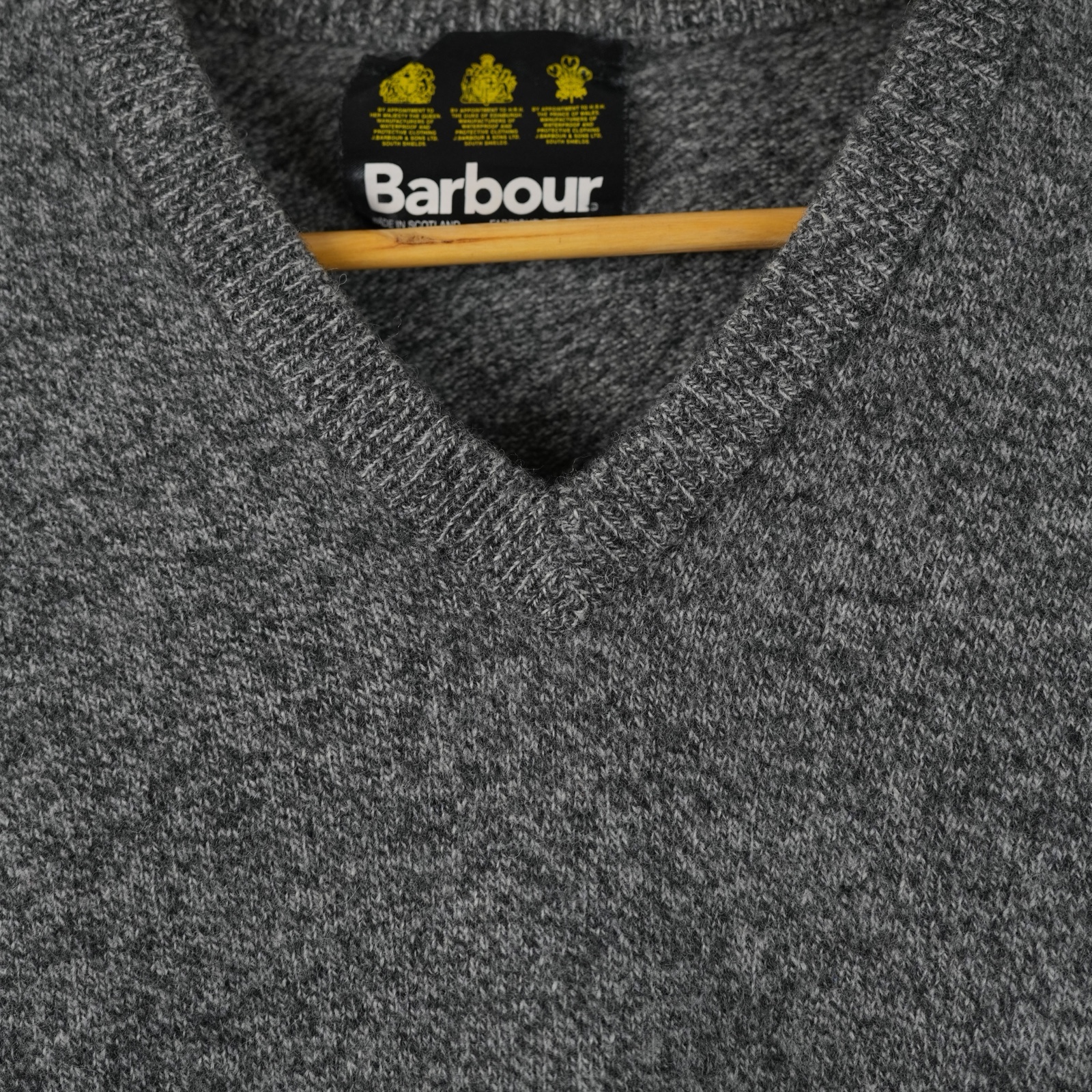 Maglione grigio mélange Barbour con scollo a V — vista 2