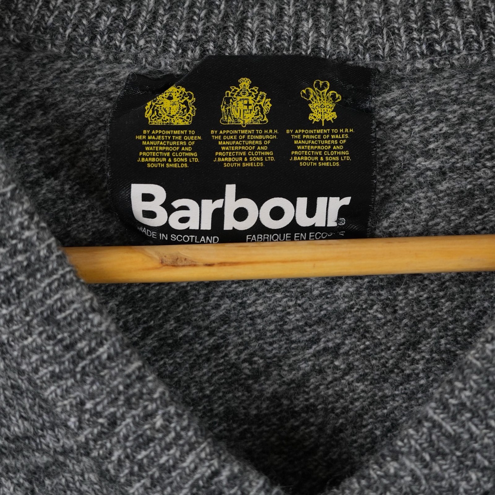 Maglione grigio mélange Barbour con scollo a V — vista 3