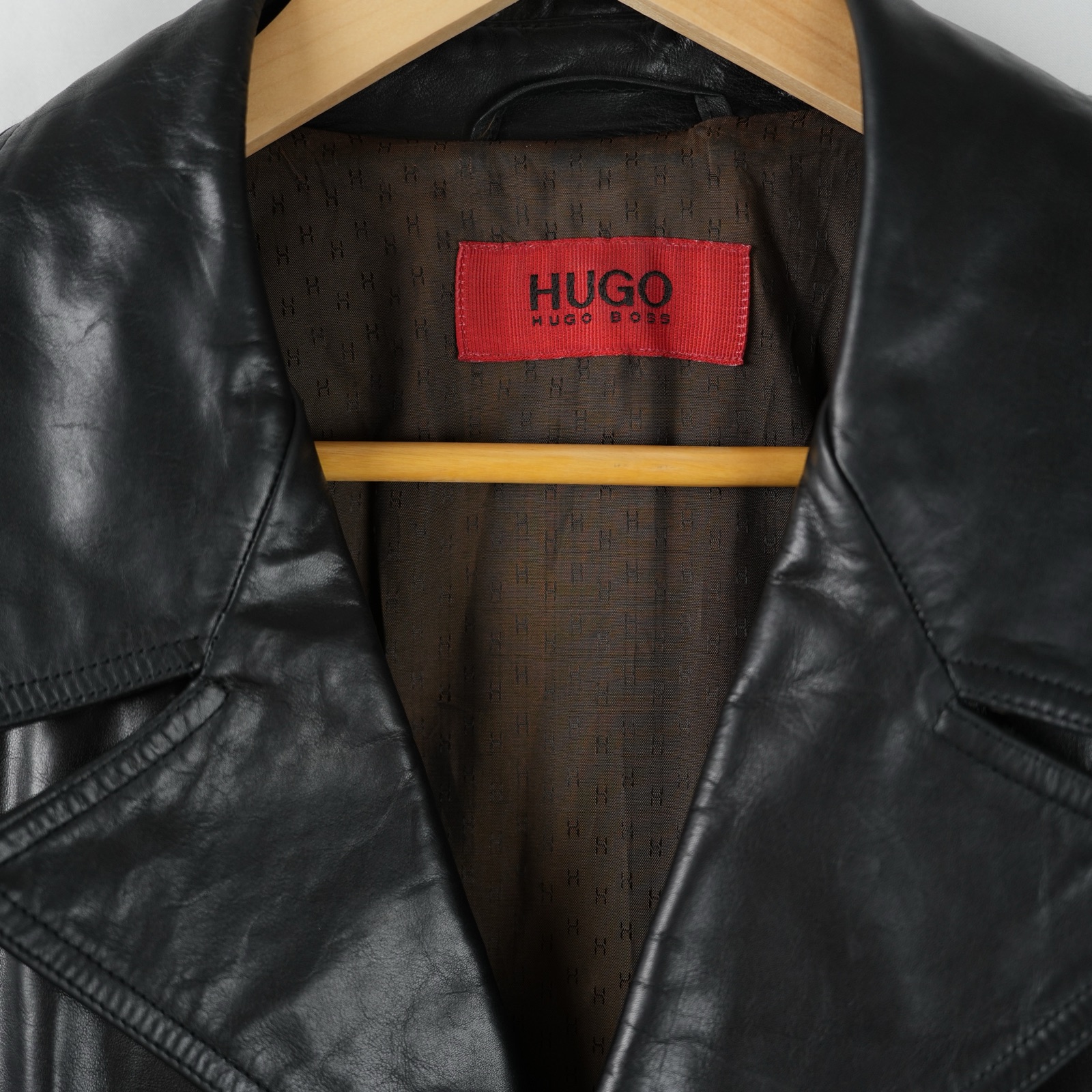 Giaccone in pelle nera Hugo Boss su gruccia — vista 3