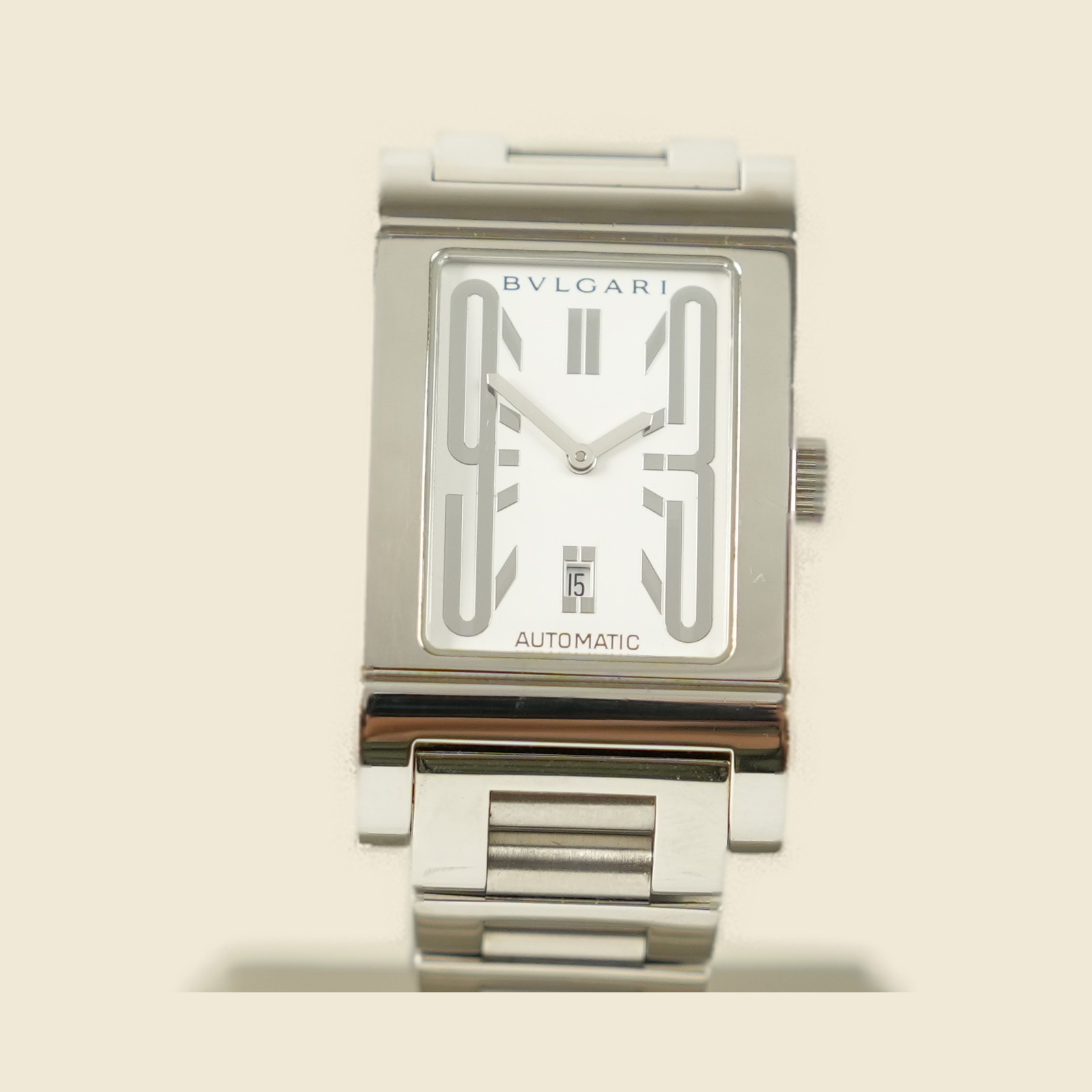 Orologio Bulgari rettangolare in acciaio con quadrante bianco e bracciale integrato, vista frontale su fondo neutro