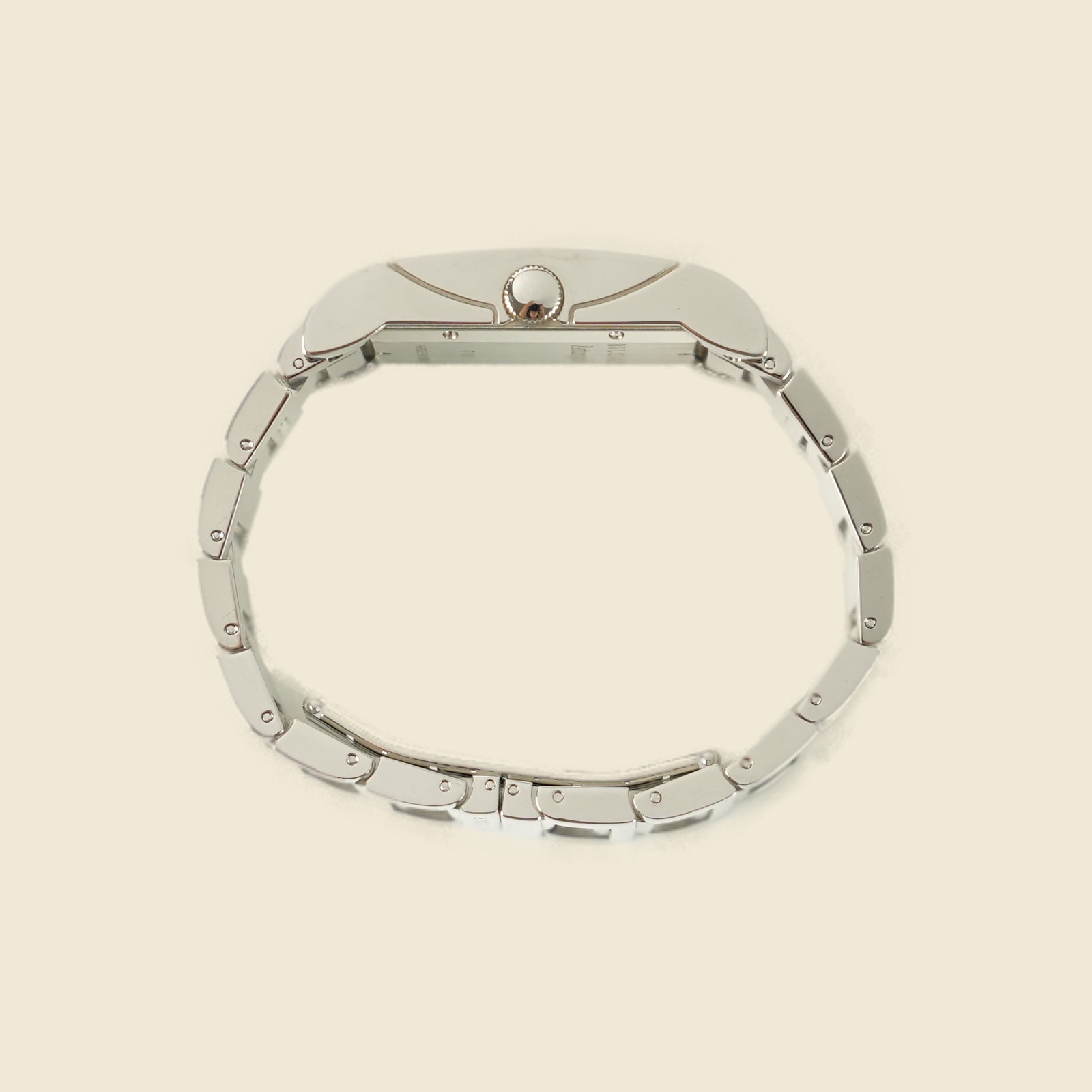 Orologio Bulgari rettangolare in acciaio con quadrante bianco e bracciale integrato, vista frontale su fondo neutro — vista 2