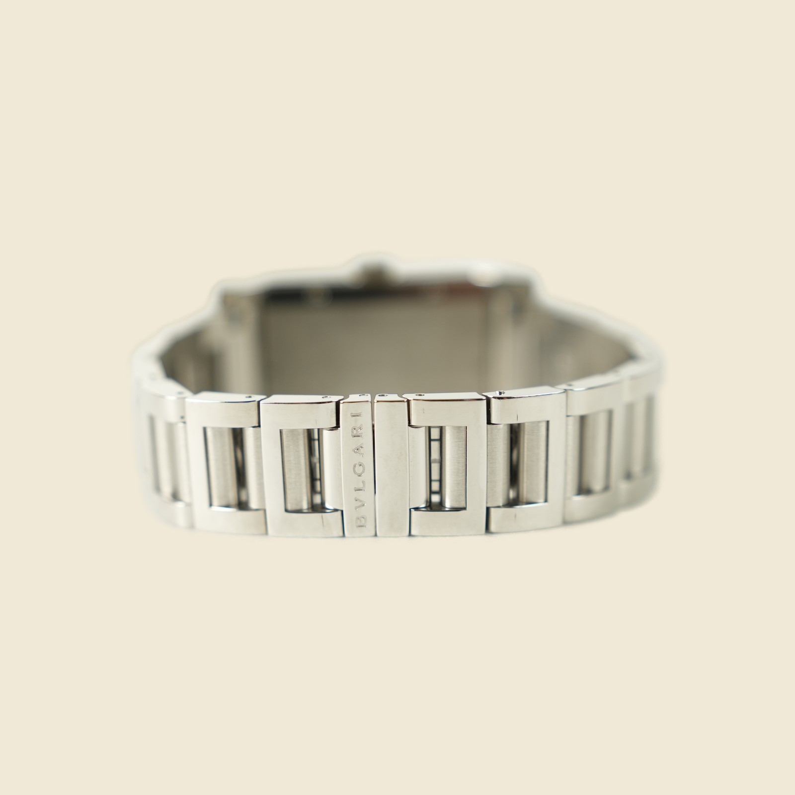 Orologio Bulgari rettangolare in acciaio con quadrante bianco e bracciale integrato, vista frontale su fondo neutro — vista 3