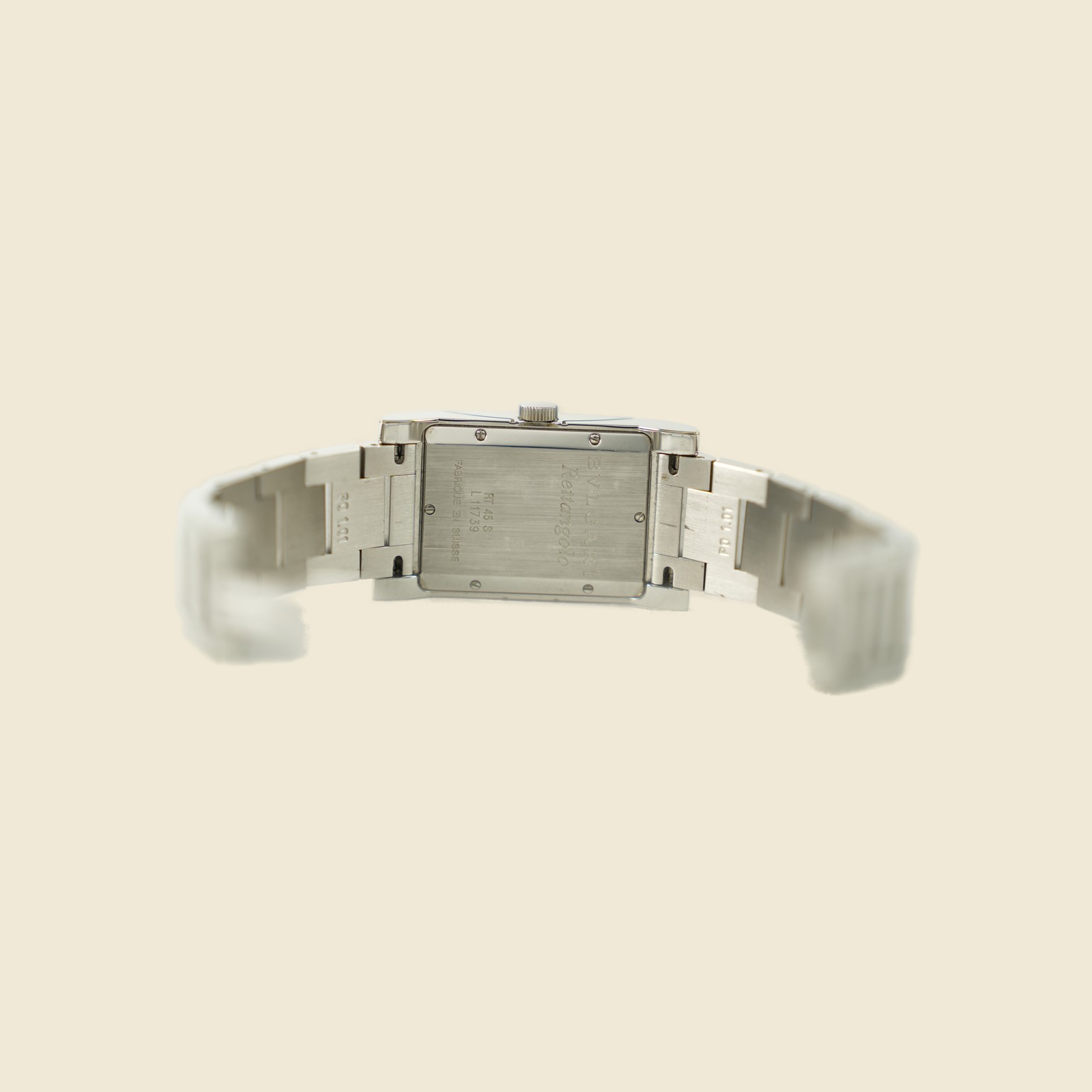 Orologio Bulgari rettangolare in acciaio con quadrante bianco e bracciale integrato, vista frontale su fondo neutro — vista 4