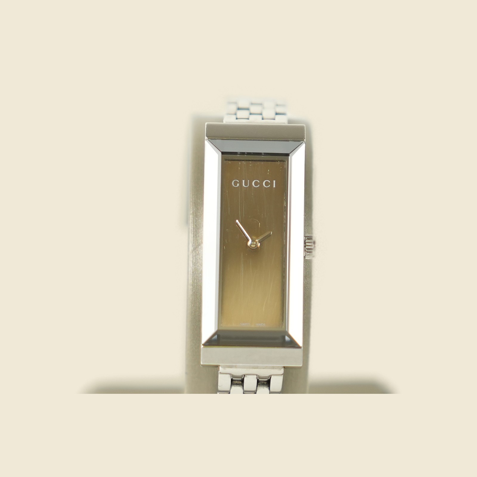 Orologio Gucci G-Frame in acciaio con quadrante bronzo e bracciale a maglie, vista frontale su fondo neutro