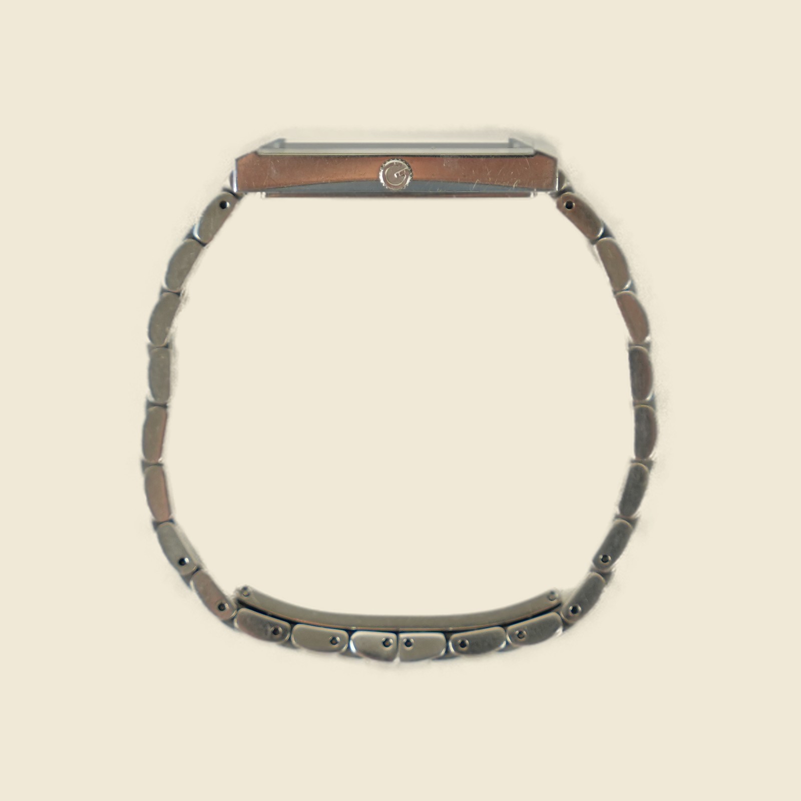 Orologio Gucci G-Frame in acciaio con quadrante bronzo e bracciale a maglie, vista frontale su fondo neutro — vista 2