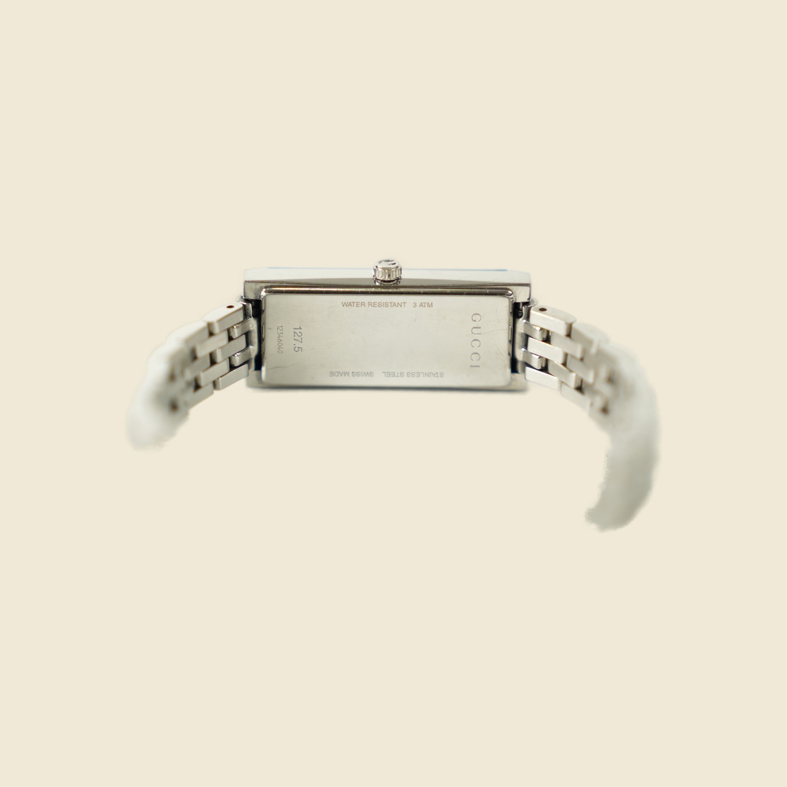 Orologio Gucci G-Frame in acciaio con quadrante bronzo e bracciale a maglie, vista frontale su fondo neutro — vista 4