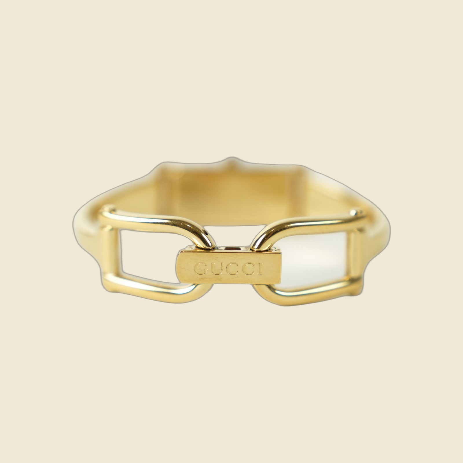 Orologio Gucci bangle in metallo dorato con morsetto sul bracciale e quadrante rettangolare, vista frontale su fondo neutro — vista 2