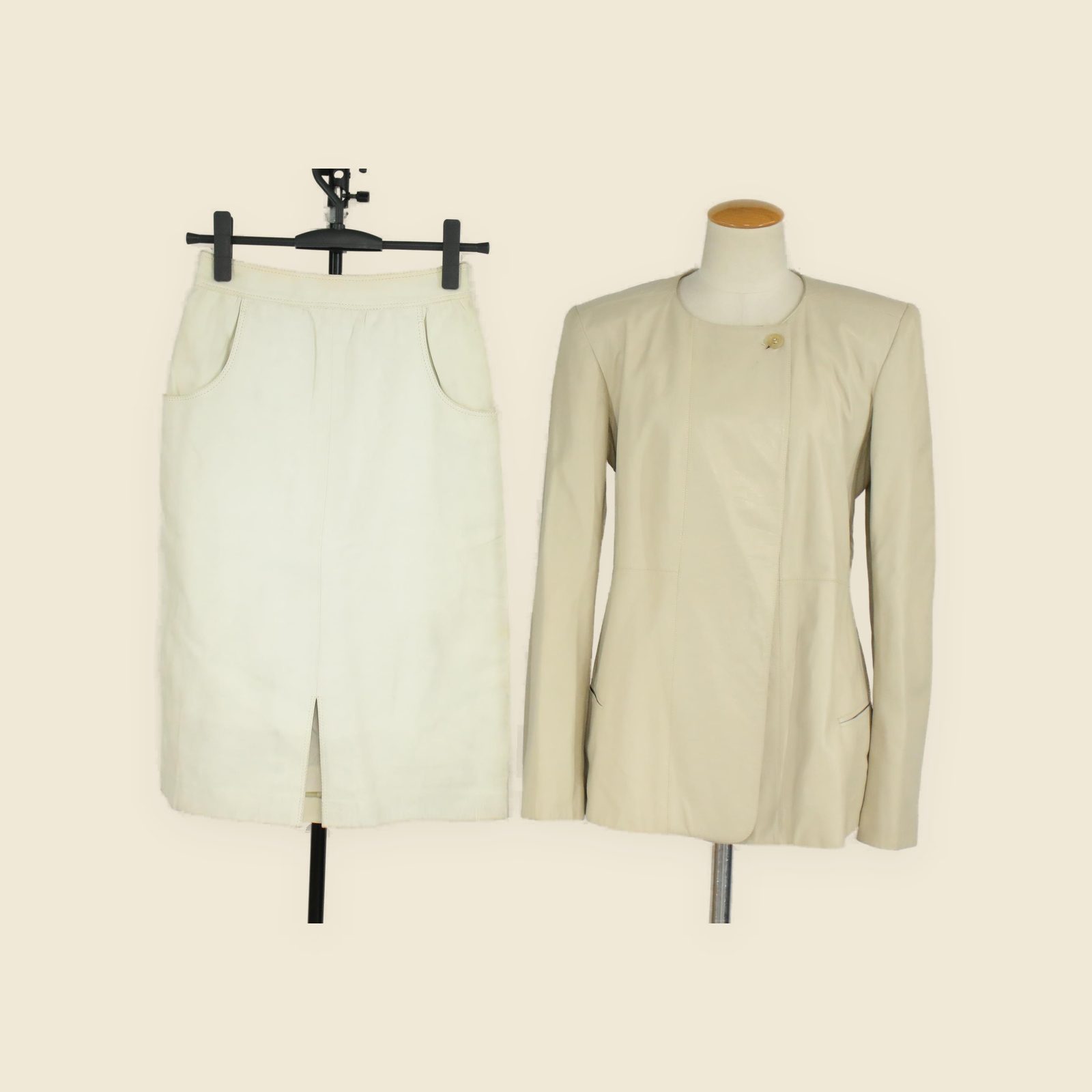 Giacca e gonna Loewe in pelle chiara, giacca beige senza collo e gonna avorio al ginocchio, vista frontale