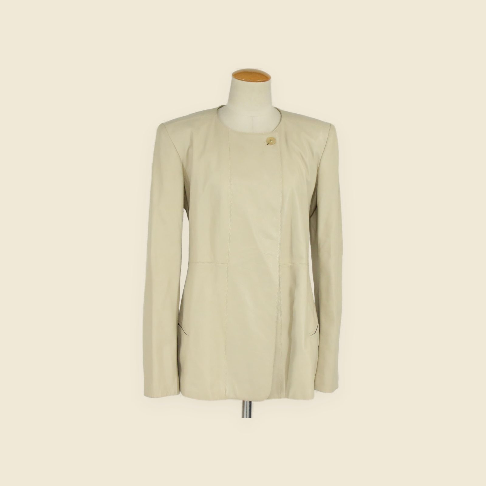 Giacca e gonna Loewe in pelle chiara, giacca beige senza collo e gonna avorio al ginocchio, vista frontale — vista 2