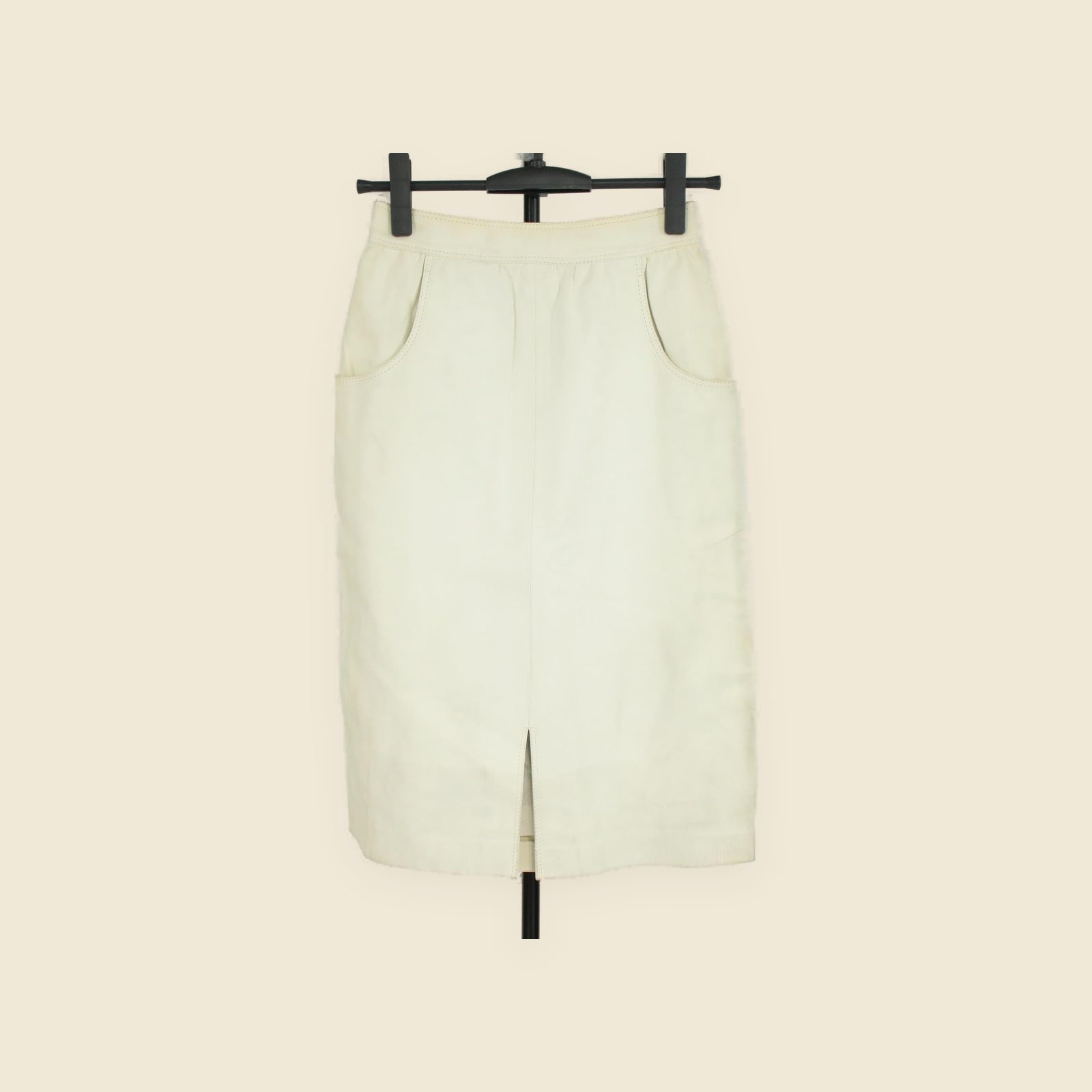 Giacca e gonna Loewe in pelle chiara, giacca beige senza collo e gonna avorio al ginocchio, vista frontale — vista 3
