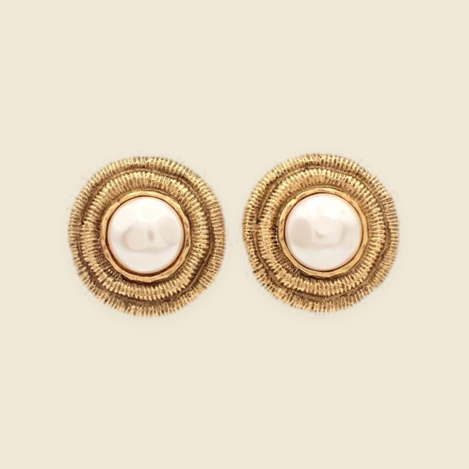 Orecchini a clip Chanel in metallo dorato con cabochon effetto perla bianco e cornice a righe incise