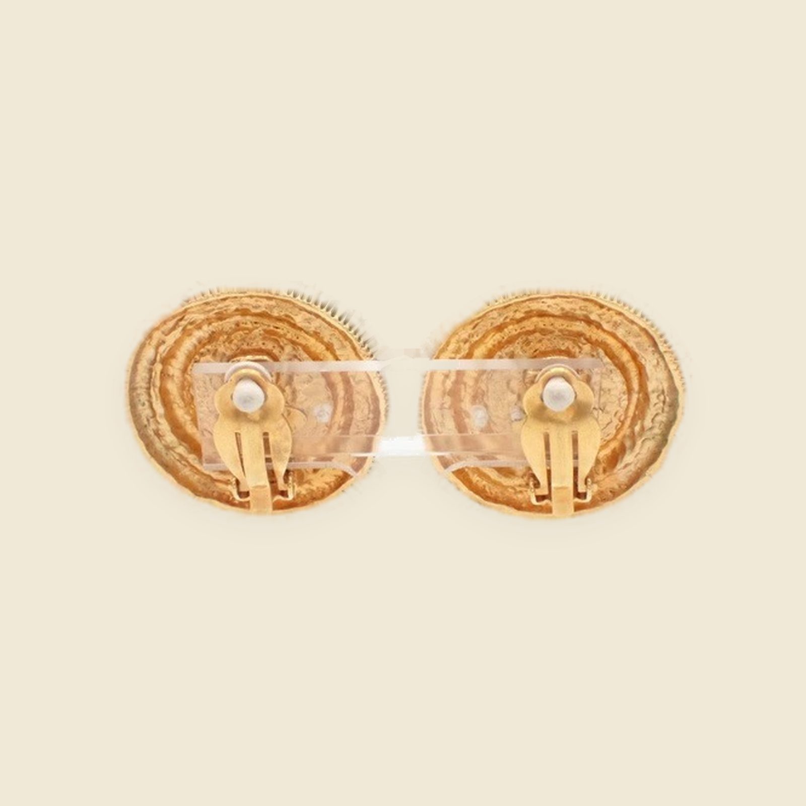 Orecchini a clip Chanel in metallo dorato con cabochon effetto perla bianco e cornice a righe incise — vista 2