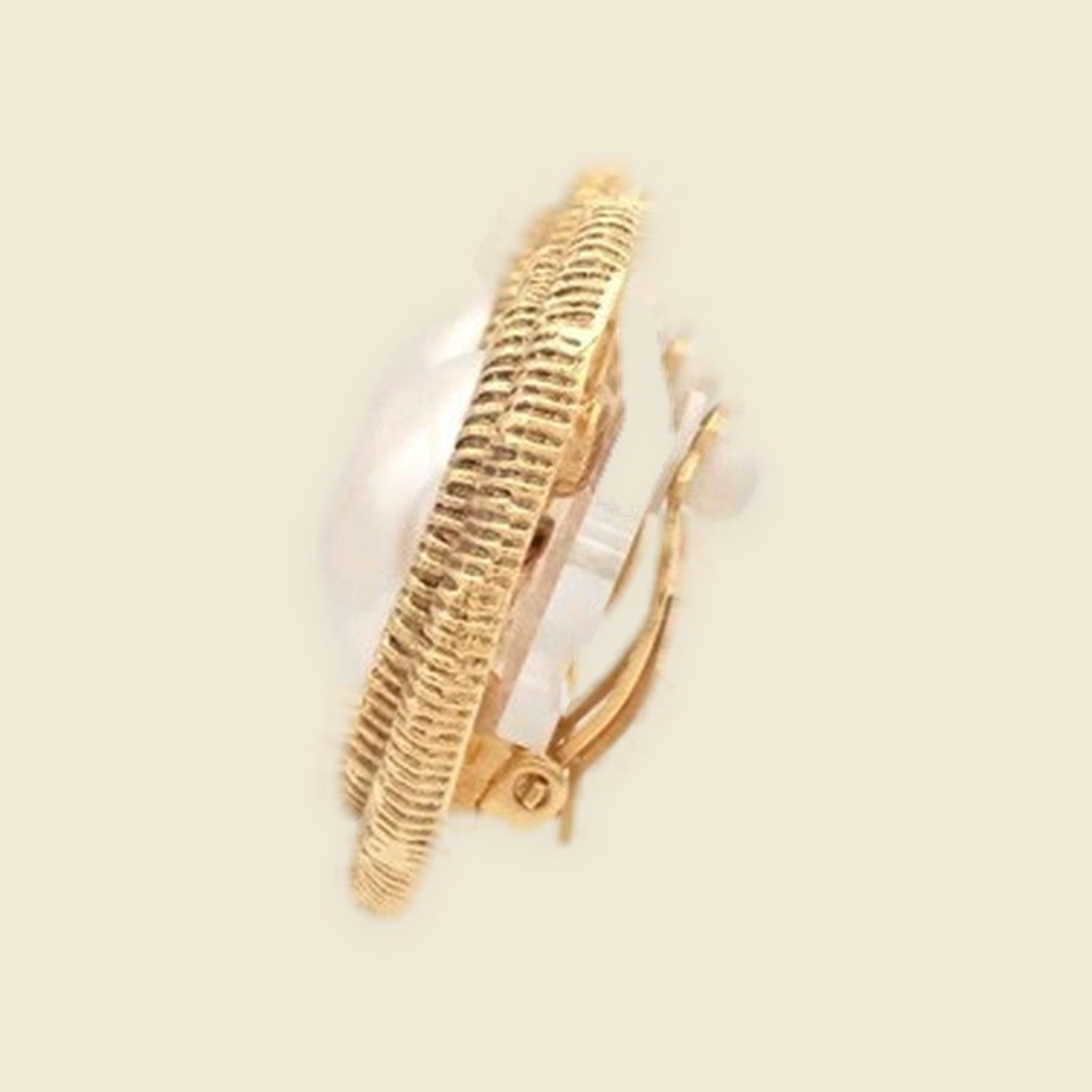 Orecchini a clip Chanel in metallo dorato con cabochon effetto perla bianco e cornice a righe incise — vista 3