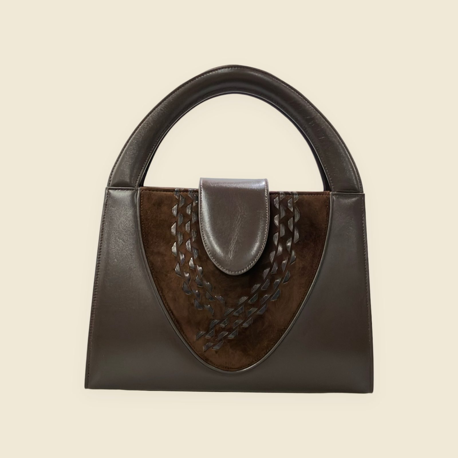 Borsa a mano in pelle bruna con pannello a scudo in camoscio, intrecci in pelle e manico ad arco, vista frontale